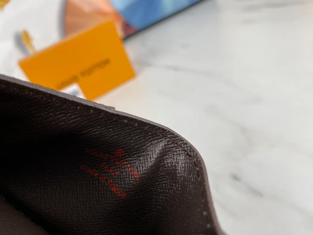 💰90💰M60166👏👏The Neo card holder made of Monogram Macassar canvas is the first choice for carrying important cards. Cowhide leather trim makes the classic Louis Vuitton pattern even more eye-catching. Dimensions: 11.0 x 7.0 x 0.6 cm,