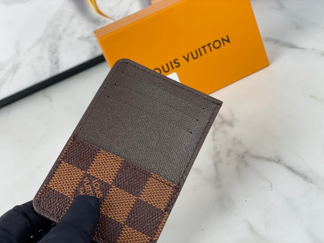 💰90💰M60166👏👏The Neo card holder made of Monogram Macassar canvas is the first choice for carrying important cards. Cowhide leather trim makes the classic Louis Vuitton pattern even more eye-catching. Dimensions: 11.0 x 7.0 x 0.6 cm,