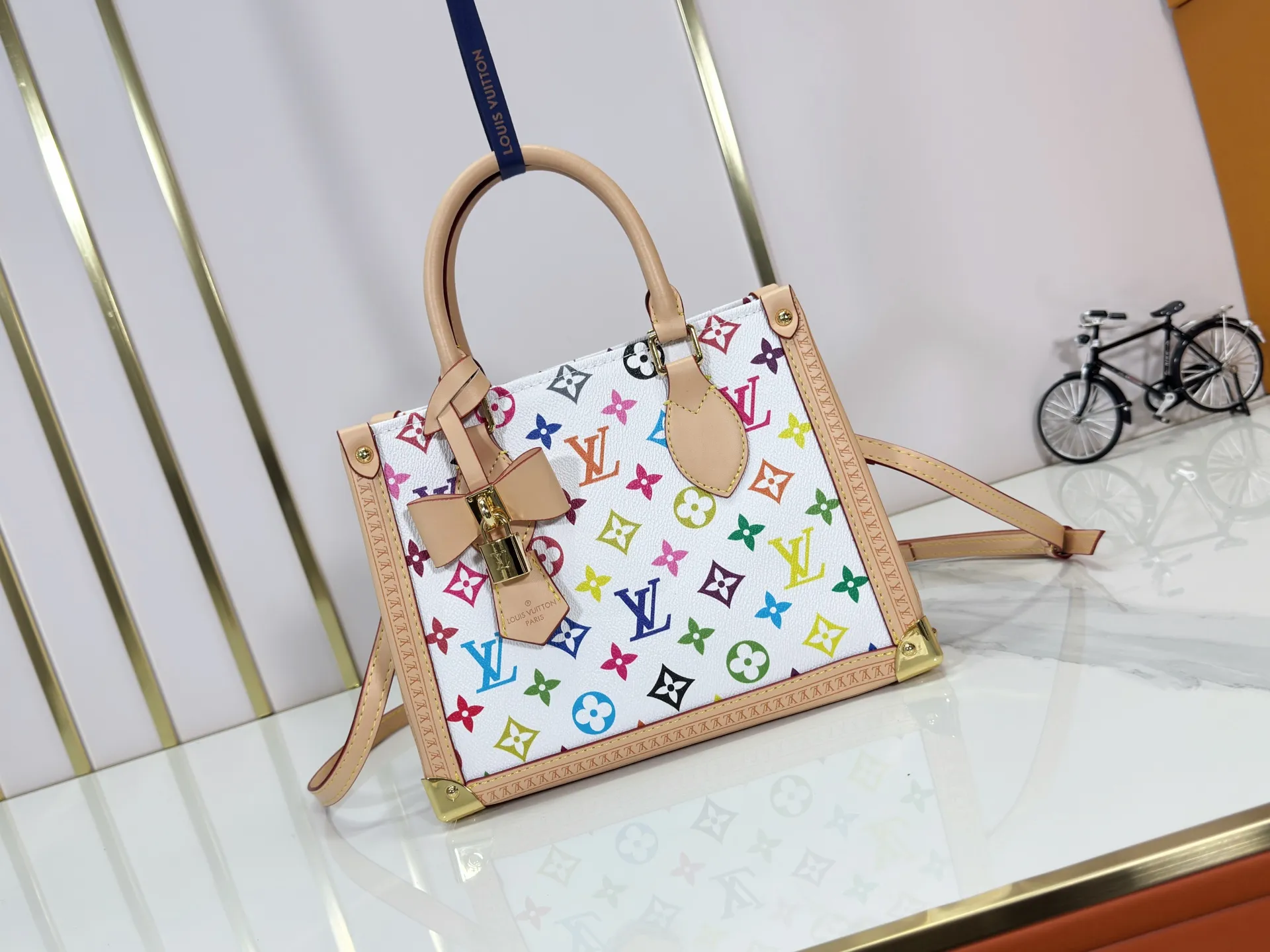 P300 upgraded original M13079 M45495 M45659 M44571 The Louis Vuitton x Murakami reissue series interprets the OnTheGo small handbag in a smart way. The colorful Monogram canvas body, cowhide leather trim and LV x TM key bag highlight the sophisticated style. The shiny corners recall the design of traditional Louis Vuitton luggage, and the shoulder strap and top handle allow for multiple carrying methods. Dimensions: 25.0 x 19.0 x 11.5 cm (length x height x width)
