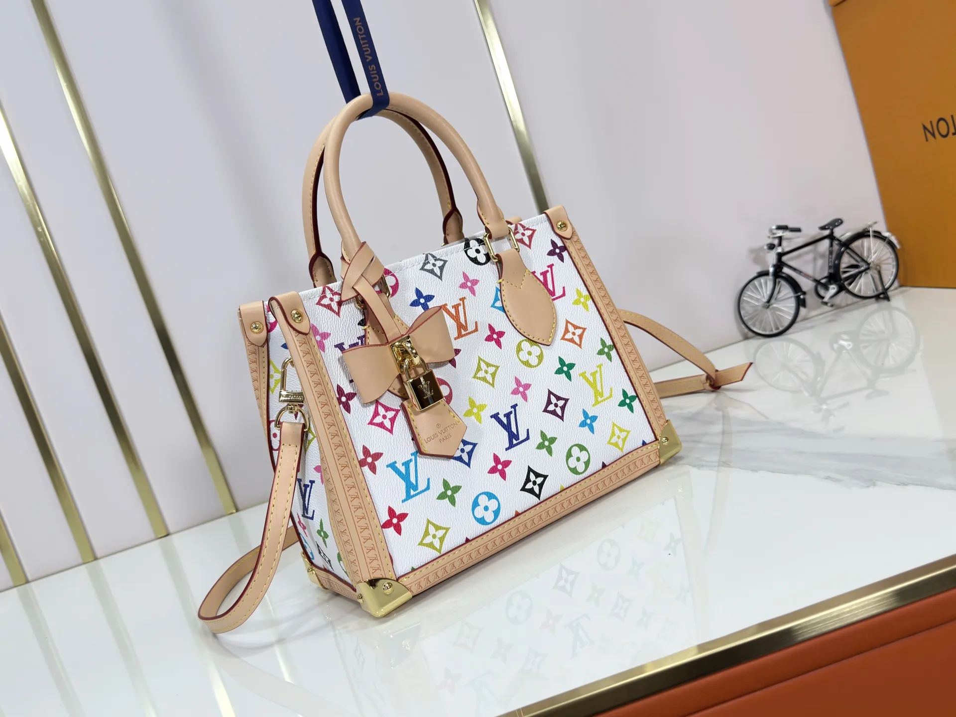 P300 upgraded original M13079 M45495 M45659 M44571 The Louis Vuitton x Murakami reissue series interprets the OnTheGo small handbag in a smart way. The colorful Monogram canvas body, cowhide leather trim and LV x TM key bag highlight the sophisticated style. The shiny corners recall the design of traditional Louis Vuitton luggage, and the shoulder strap and top handle allow for multiple carrying methods. Dimensions: 25.0 x 19.0 x 11.5 cm (length x height x width)