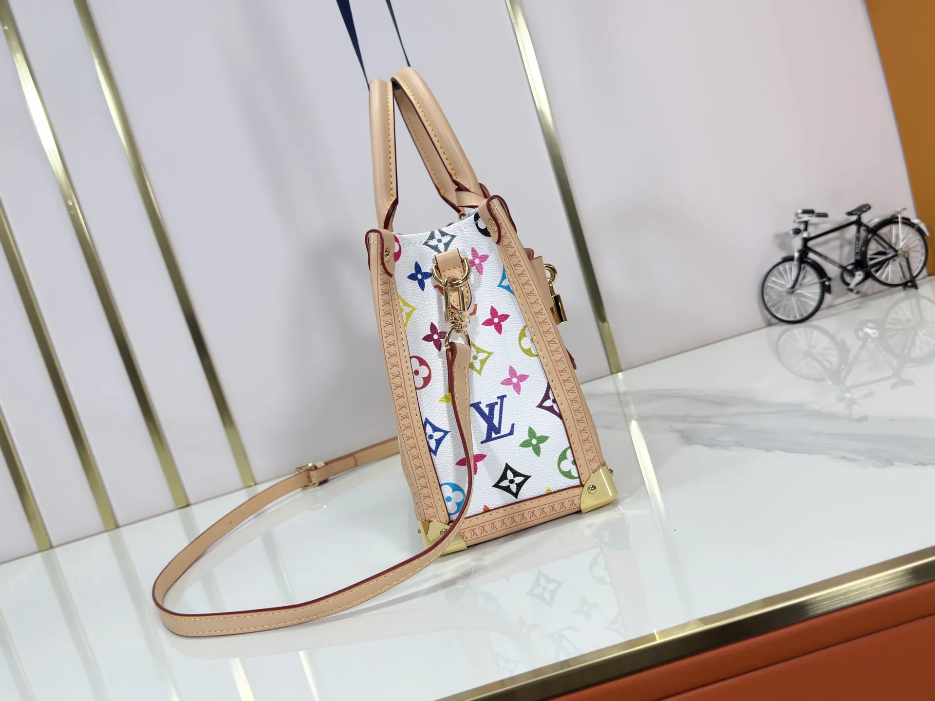 P300 upgraded original M13079 M45495 M45659 M44571 The Louis Vuitton x Murakami reissue series interprets the OnTheGo small handbag in a smart way. The colorful Monogram canvas body, cowhide leather trim and LV x TM key bag highlight the sophisticated style. The shiny corners recall the design of traditional Louis Vuitton luggage, and the shoulder strap and top handle allow for multiple carrying methods. Dimensions: 25.0 x 19.0 x 11.5 cm (length x height x width)