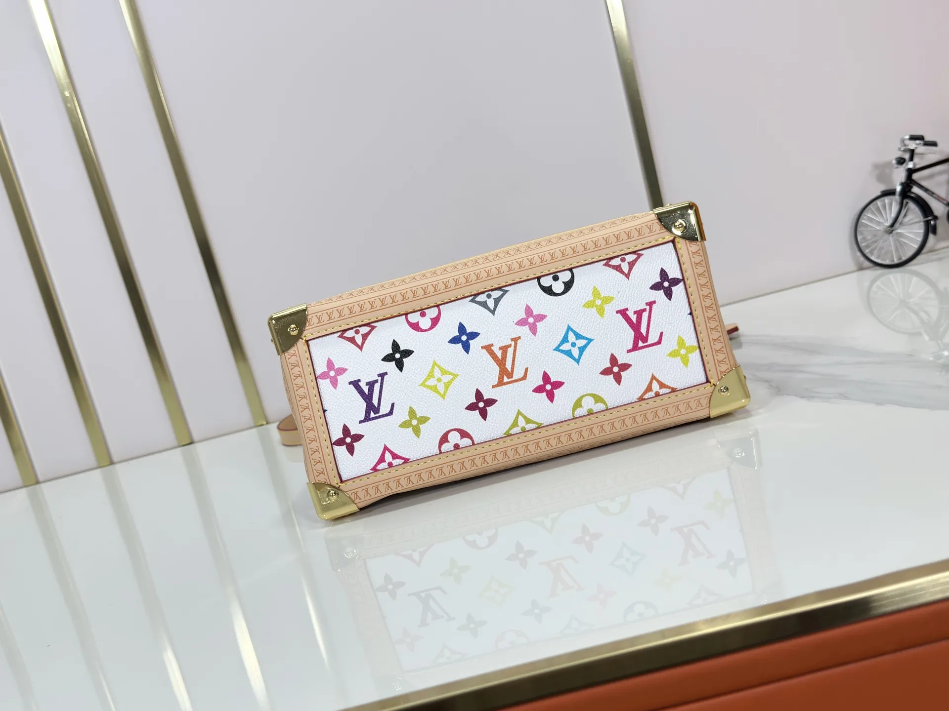 P300 upgraded original M13079 M45495 M45659 M44571 The Louis Vuitton x Murakami reissue series interprets the OnTheGo small handbag in a smart way. The colorful Monogram canvas body, cowhide leather trim and LV x TM key bag highlight the sophisticated style. The shiny corners recall the design of traditional Louis Vuitton luggage, and the shoulder strap and top handle allow for multiple carrying methods. Dimensions: 25.0 x 19.0 x 11.5 cm (length x height x width)