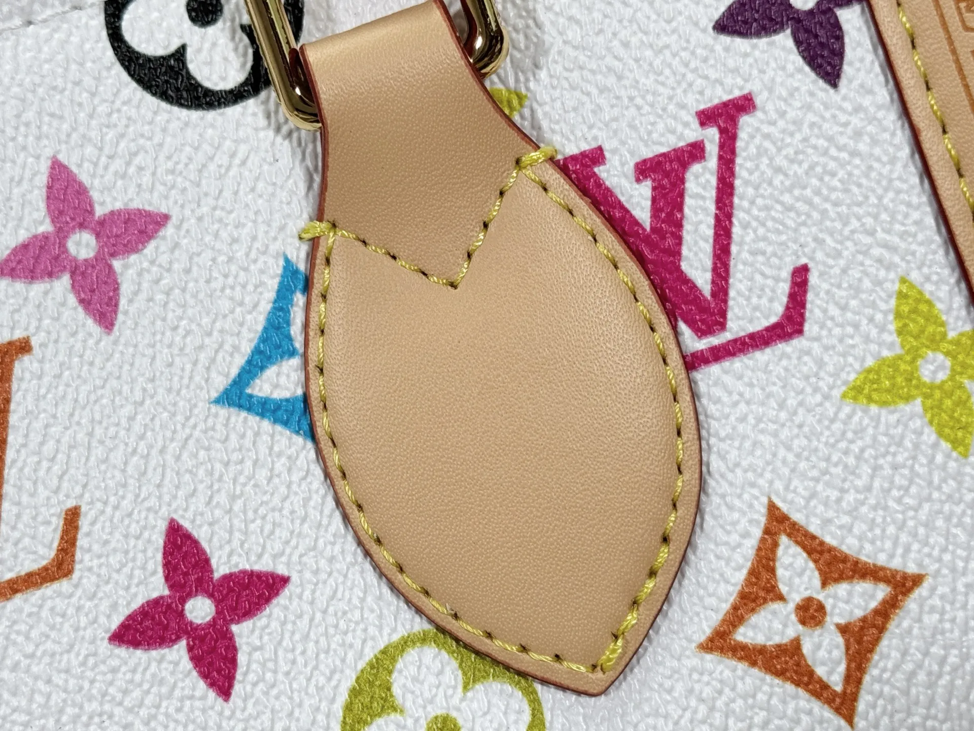 P300 upgraded original M13079 M45495 M45659 M44571 The Louis Vuitton x Murakami reissue series interprets the OnTheGo small handbag in a smart way. The colorful Monogram canvas body, cowhide leather trim and LV x TM key bag highlight the sophisticated style. The shiny corners recall the design of traditional Louis Vuitton luggage, and the shoulder strap and top handle allow for multiple carrying methods. Dimensions: 25.0 x 19.0 x 11.5 cm (length x height x width)