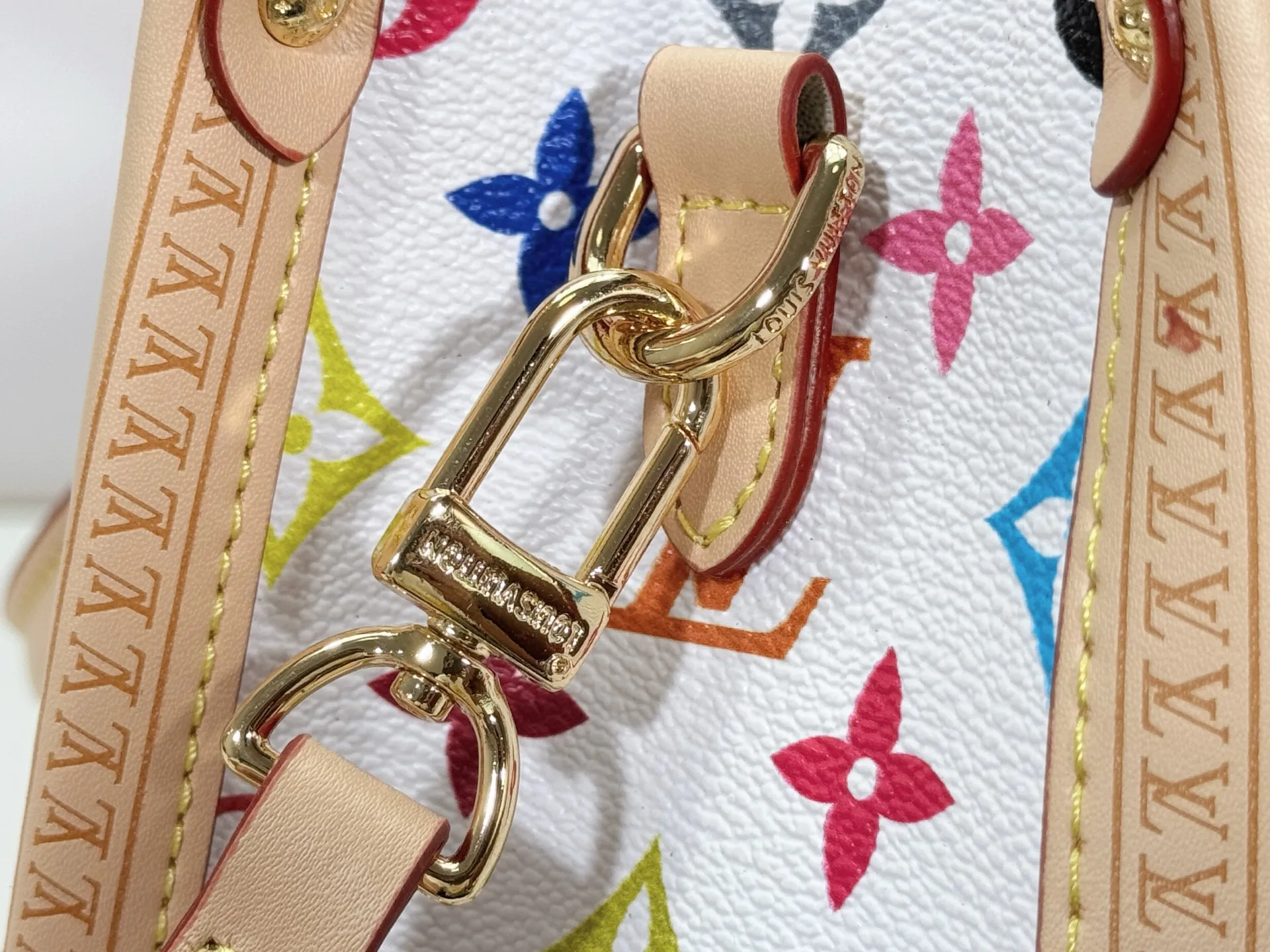 P300 upgraded original M13079 M45495 M45659 M44571 The Louis Vuitton x Murakami reissue series interprets the OnTheGo small handbag in a smart way. The colorful Monogram canvas body, cowhide leather trim and LV x TM key bag highlight the sophisticated style. The shiny corners recall the design of traditional Louis Vuitton luggage, and the shoulder strap and top handle allow for multiple carrying methods. Dimensions: 25.0 x 19.0 x 11.5 cm (length x height x width)