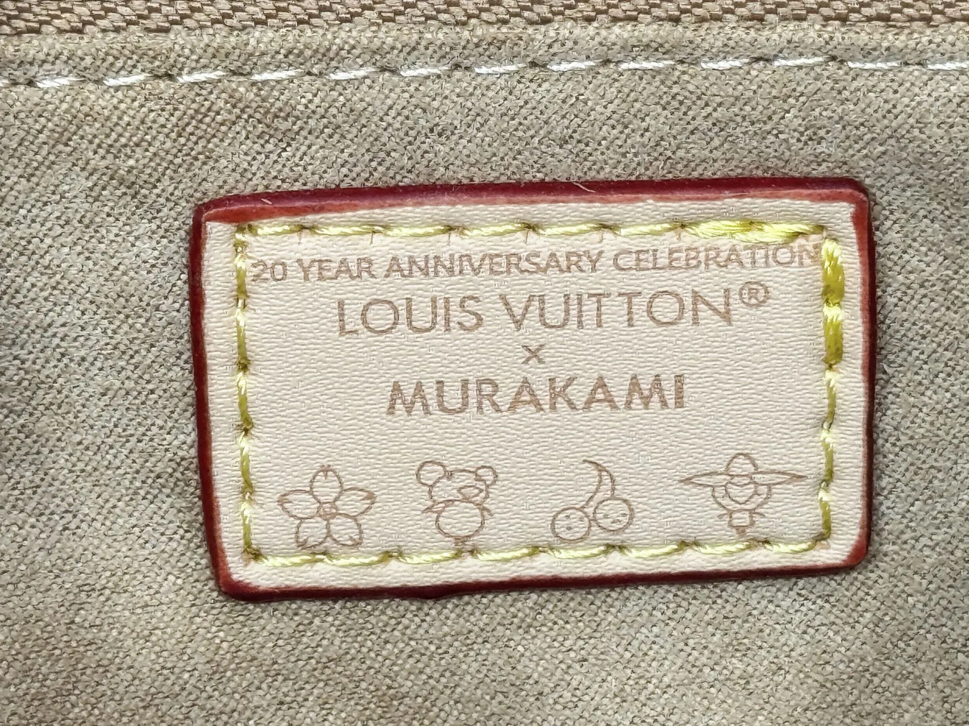 P300 upgraded original M13079 M45495 M45659 M44571 The Louis Vuitton x Murakami reissue series interprets the OnTheGo small handbag in a smart way. The colorful Monogram canvas body, cowhide leather trim and LV x TM key bag highlight the sophisticated style. The shiny corners recall the design of traditional Louis Vuitton luggage, and the shoulder strap and top handle allow for multiple carrying methods. Dimensions: 25.0 x 19.0 x 11.5 cm (length x height x width)