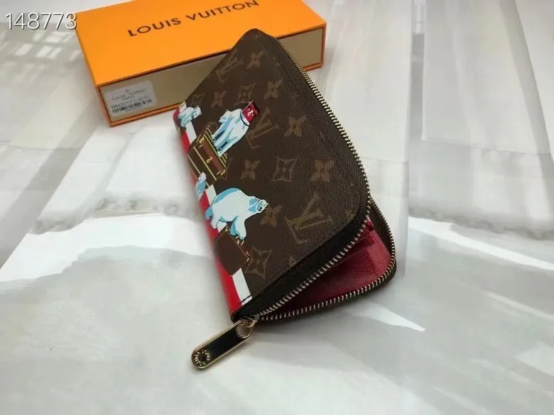 P150💰 M80857M60017 Japan limited wallet "Gibby Wallet", printed with Louis Vuitton's cute mascot "Vivian" illustration on single gram canvas. Brightly colored kites and cute mascots are combined, embellished with tiny single flowers. This is a collectible item that is perfect as a gift for those who love singles. Size: 19x 12.5x 3.0cm, 🎁🎁