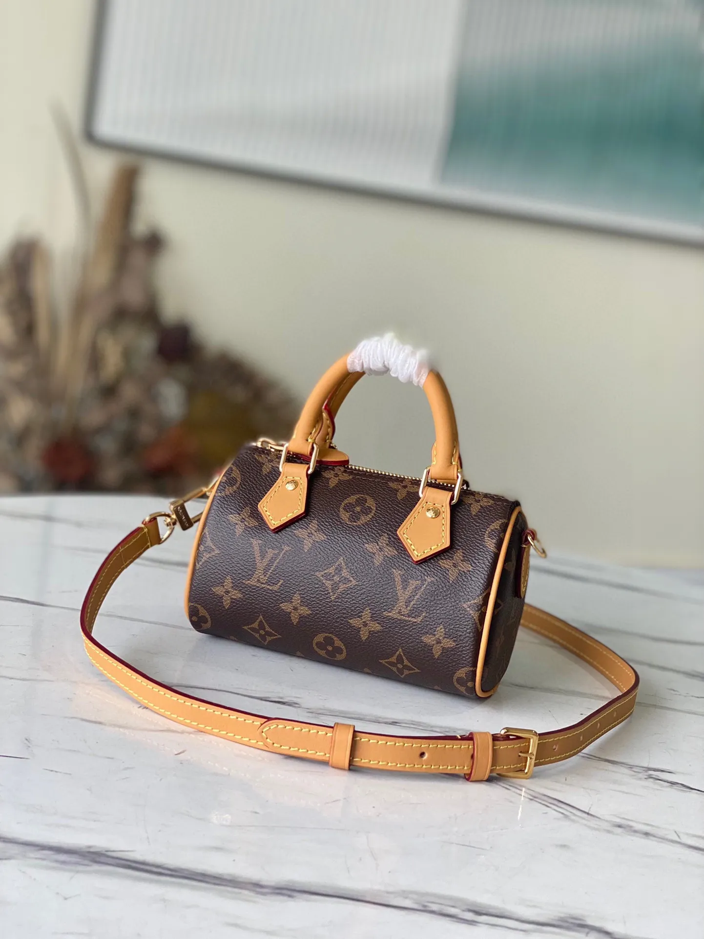 💰560 Top Original M81085 Nano Speedy handbag condenses the classic Speedy handbag structure, with an exquisite design made of Monogram canvas, with distressed cow leather details and metal parts. The handles and removable and adjustable shoulder strap allow for a variety of styling possibilities. Dimensions: 16 x 10 x 7.5 cm