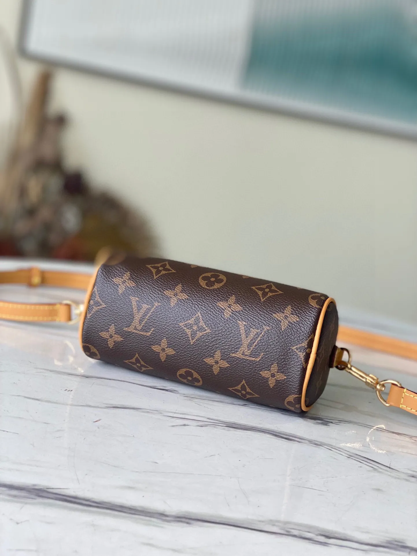 💰560 Top Original M81085 Nano Speedy handbag condenses the classic Speedy handbag structure, with an exquisite design made of Monogram canvas, with distressed cow leather details and metal parts. The handles and removable and adjustable shoulder strap allow for a variety of styling possibilities. Dimensions: 16 x 10 x 7.5 cm