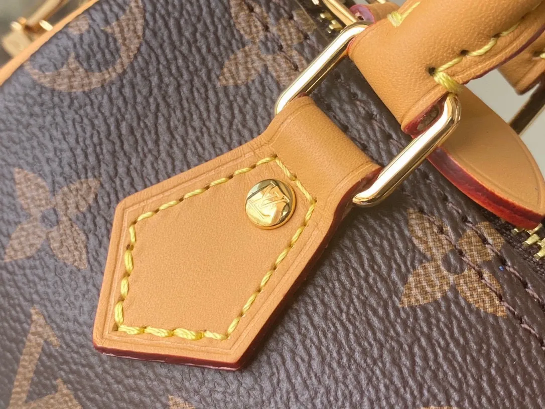 💰560 Top Original M81085 Nano Speedy handbag condenses the classic Speedy handbag structure, with an exquisite design made of Monogram canvas, with distressed cow leather details and metal parts. The handles and removable and adjustable shoulder strap allow for a variety of styling possibilities. Dimensions: 16 x 10 x 7.5 cm