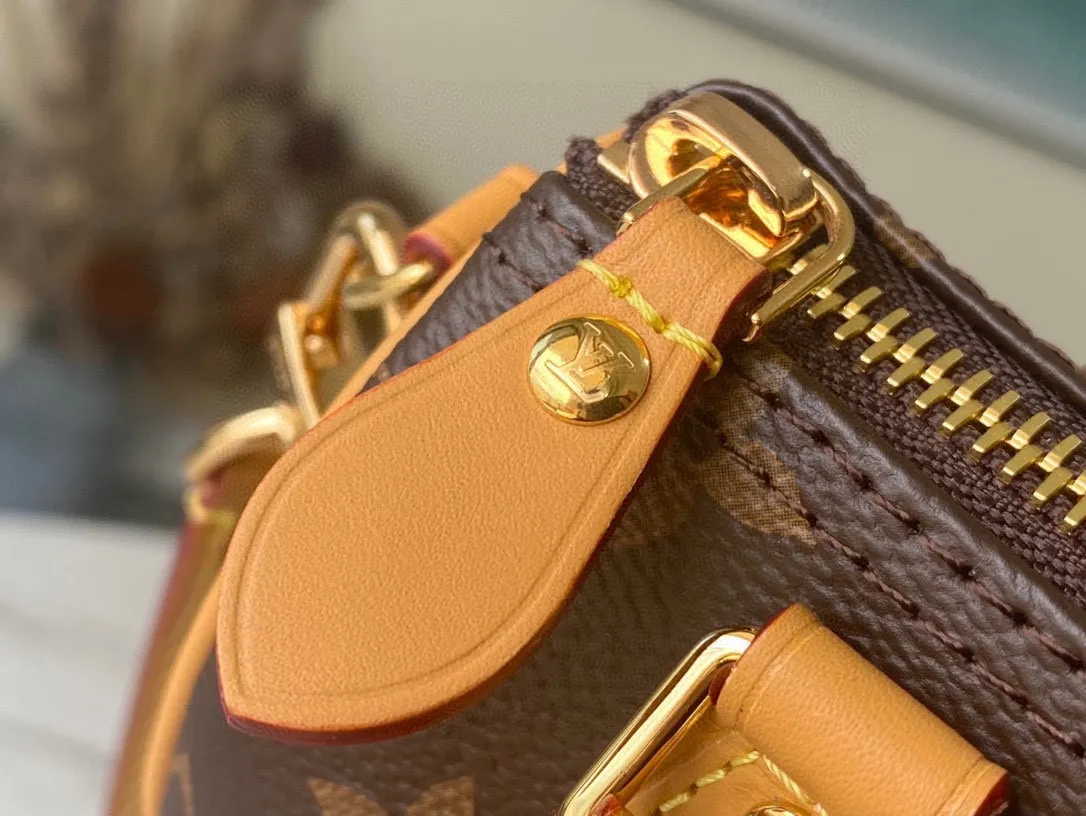 💰560 Top Original M81085 Nano Speedy handbag condenses the classic Speedy handbag structure, with an exquisite design made of Monogram canvas, with distressed cow leather details and metal parts. The handles and removable and adjustable shoulder strap allow for a variety of styling possibilities. Dimensions: 16 x 10 x 7.5 cm