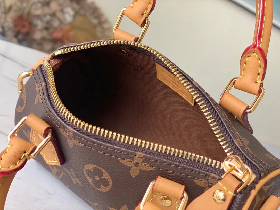 💰560 Top Original M81085 Nano Speedy handbag condenses the classic Speedy handbag structure, with an exquisite design made of Monogram canvas, with distressed cow leather details and metal parts. The handles and removable and adjustable shoulder strap allow for a variety of styling possibilities. Dimensions: 16 x 10 x 7.5 cm