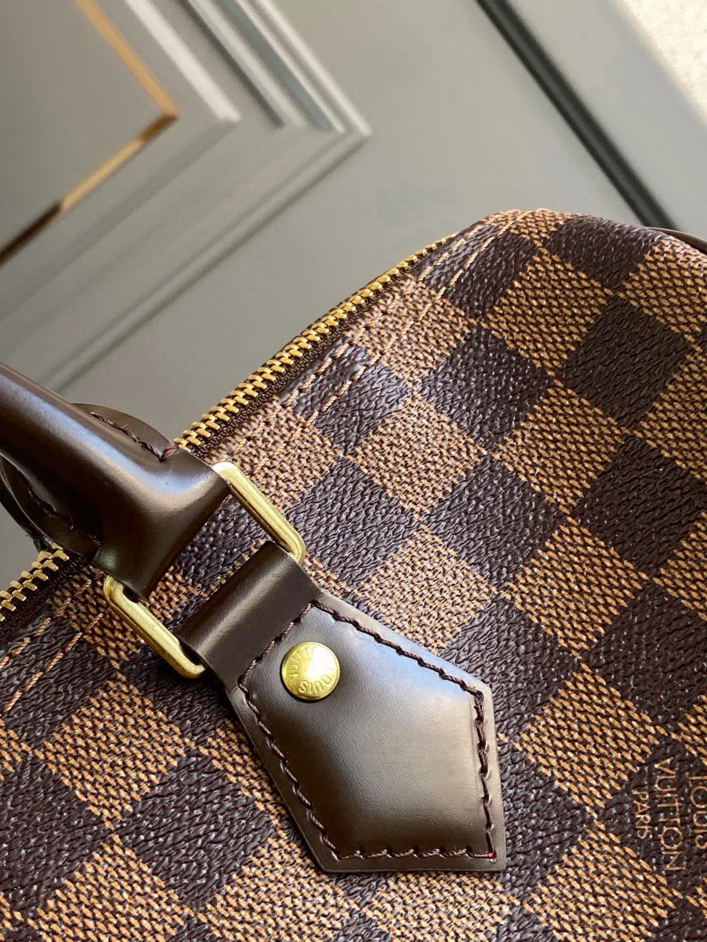 💰760 (strapless model) top original N41364 SPEEDY 30 handbag. Launched in 1930, the Speedy handbag was inspired by the travel revolution at that time and fully displays Louis Vuitton's iconic design style. This uniquely designed and ideal urban handbag is a stylish choice for urban girls. The Speedy 30 bag in Monogram canvas is as elegant as it is practical and durable. Detailed features 30 x 21 x 17 cm (Length x Height x Width) Shiny gold-tone brass hardware Fabric lining Leather trim Handles: Double handle