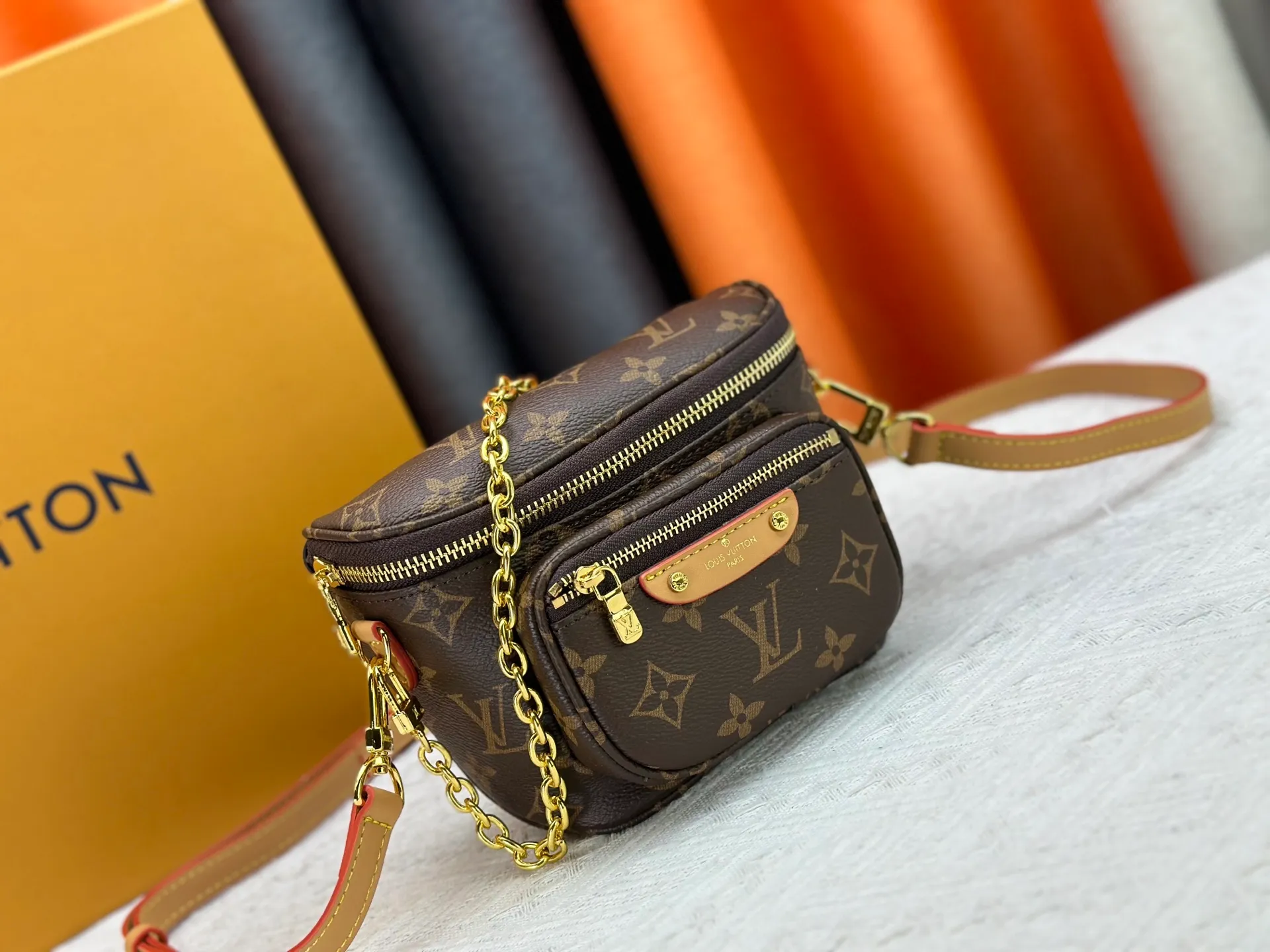 P180 [Exclusive real shot M83353 denim] M83275 white M46917 black M85636 blue M83219 apricot M82335 presbyopia, the Mini Bumbag handbag comes from the LV Gradient series, and the Monogram embossing of Monogram Empreinte leather renders the gradient midsummer color. The on-trend construction features a zipped main compartment and a front pocket with a Louis Vuitton leather label. With the detachable chain and detachable and adjustable shoulder strap, it can be worn as a shoulder or cross-body bag. 17.0 x 12.0 x 9.5 cm (L x H x W) • Monogram Empreinte embossed soft-grained cowhide leather • Textile lining • Metal hardware • Zip closure • Zip front pocket • Shoulder strap: removable, adjustable • Half-length strap: 32.0 cm • Half-length strap adjustable to: 44.0 cm • Chain: Removable • Half-length chain: 20.0 cm