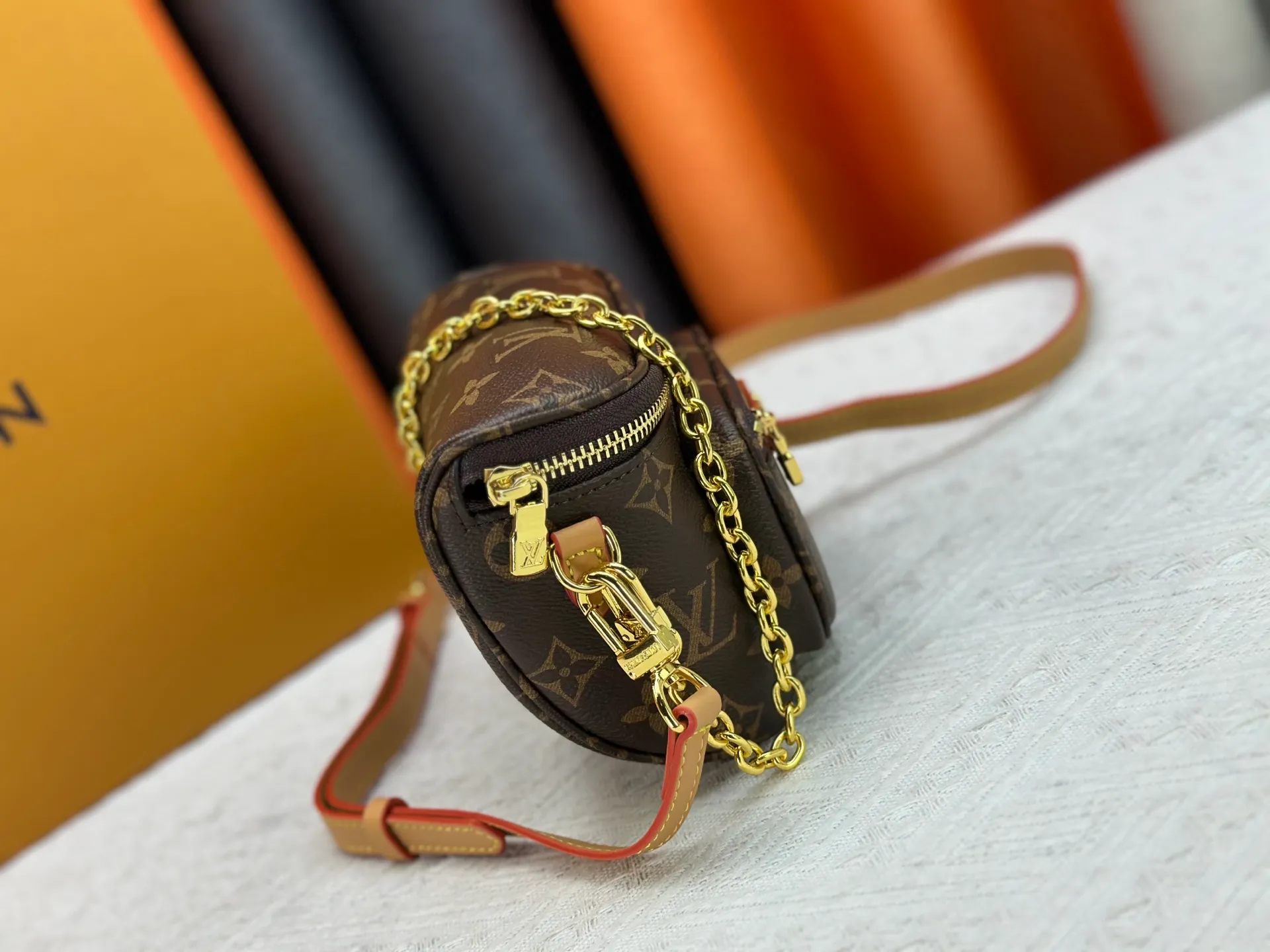 P180 [Exclusive real shot M83353 denim] M83275 white M46917 black M85636 blue M83219 apricot M82335 presbyopia, the Mini Bumbag handbag comes from the LV Gradient series, and the Monogram embossing of Monogram Empreinte leather renders the gradient midsummer color. The on-trend construction features a zipped main compartment and a front pocket with a Louis Vuitton leather label. With the detachable chain and detachable and adjustable shoulder strap, it can be worn as a shoulder or cross-body bag. 17.0 x 12.0 x 9.5 cm (L x H x W) • Monogram Empreinte embossed soft-grained cowhide leather • Textile lining • Metal hardware • Zip closure • Zip front pocket • Shoulder strap: removable, adjustable • Half-length strap: 32.0 cm • Half-length strap adjustable to: 44.0 cm • Chain: Removable • Half-length chain: 20.0 cm