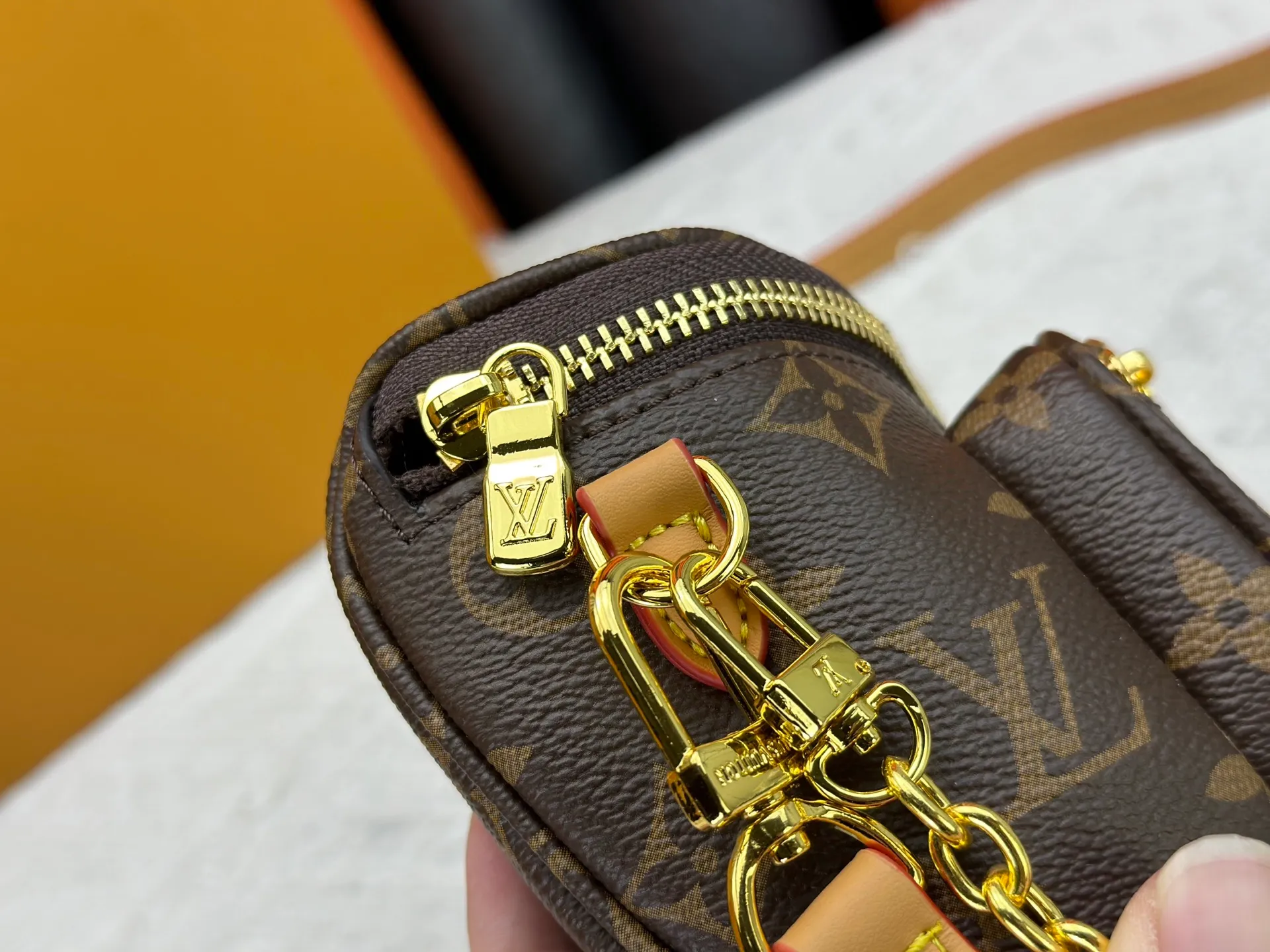 P180 [Exclusive real shot M83353 denim] M83275 white M46917 black M85636 blue M83219 apricot M82335 presbyopia, the Mini Bumbag handbag comes from the LV Gradient series, and the Monogram embossing of Monogram Empreinte leather renders the gradient midsummer color. The on-trend construction features a zipped main compartment and a front pocket with a Louis Vuitton leather label. With the detachable chain and detachable and adjustable shoulder strap, it can be worn as a shoulder or cross-body bag. 17.0 x 12.0 x 9.5 cm (L x H x W) • Monogram Empreinte embossed soft-grained cowhide leather • Textile lining • Metal hardware • Zip closure • Zip front pocket • Shoulder strap: removable, adjustable • Half-length strap: 32.0 cm • Half-length strap adjustable to: 44.0 cm • Chain: Removable • Half-length chain: 20.0 cm