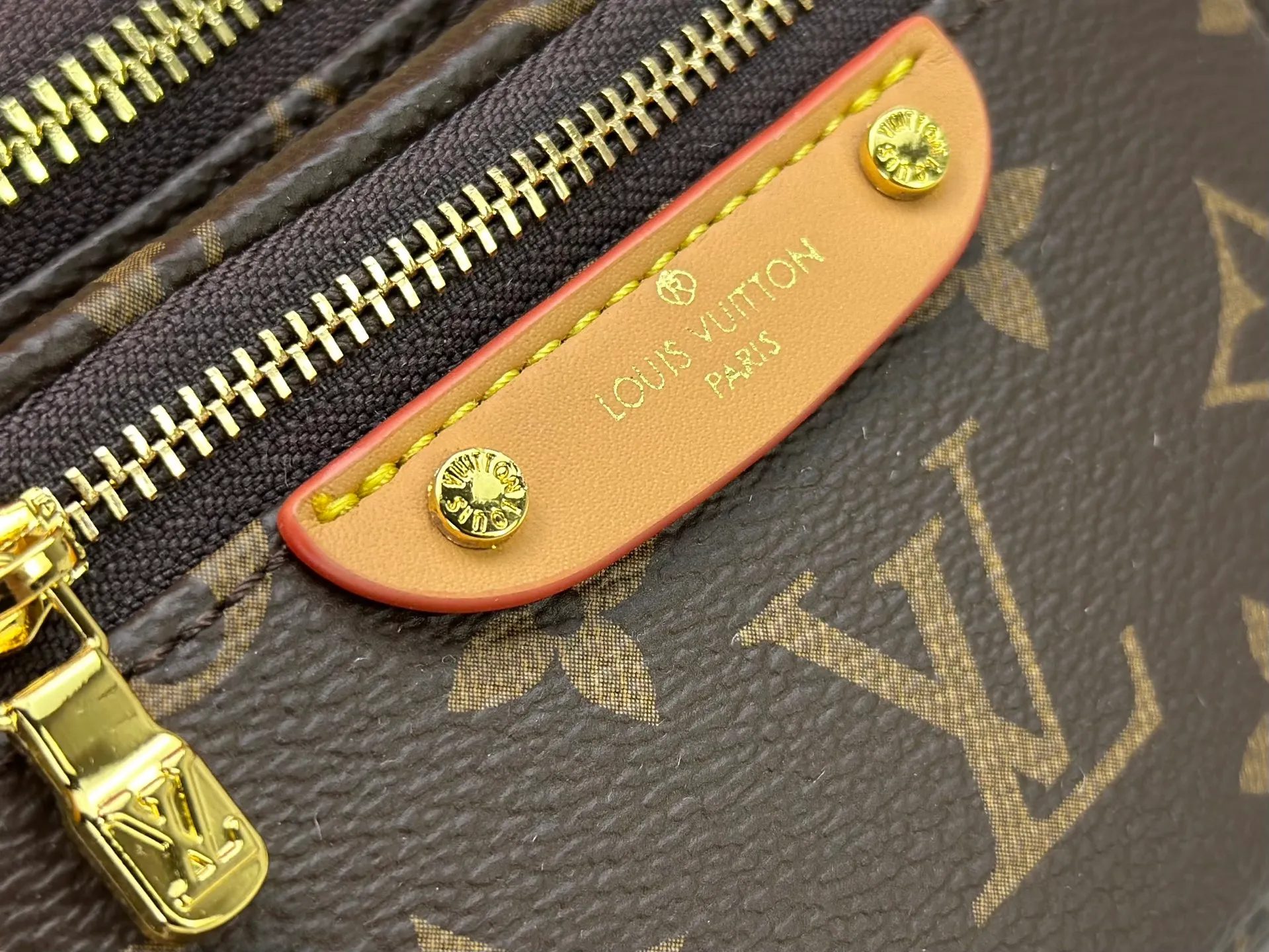 P180 [Exclusive real shot M83353 denim] M83275 white M46917 black M85636 blue M83219 apricot M82335 presbyopia, the Mini Bumbag handbag comes from the LV Gradient series, and the Monogram embossing of Monogram Empreinte leather renders the gradient midsummer color. The on-trend construction features a zipped main compartment and a front pocket with a Louis Vuitton leather label. With the detachable chain and detachable and adjustable shoulder strap, it can be worn as a shoulder or cross-body bag. 17.0 x 12.0 x 9.5 cm (L x H x W) • Monogram Empreinte embossed soft-grained cowhide leather • Textile lining • Metal hardware • Zip closure • Zip front pocket • Shoulder strap: removable, adjustable • Half-length strap: 32.0 cm • Half-length strap adjustable to: 44.0 cm • Chain: Removable • Half-length chain: 20.0 cm