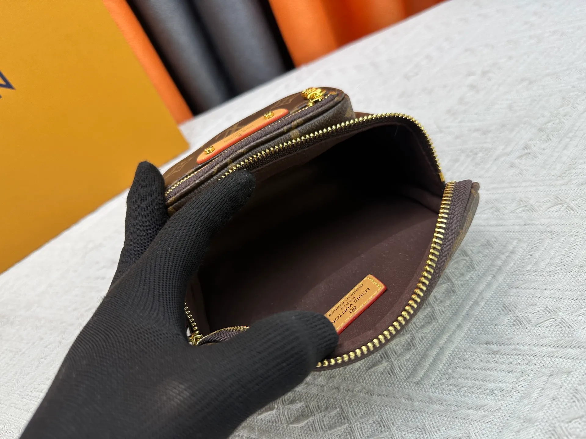 P180 [Exclusive real shot M83353 denim] M83275 white M46917 black M85636 blue M83219 apricot M82335 presbyopia, the Mini Bumbag handbag comes from the LV Gradient series, and the Monogram embossing of Monogram Empreinte leather renders the gradient midsummer color. The on-trend construction features a zipped main compartment and a front pocket with a Louis Vuitton leather label. With the detachable chain and detachable and adjustable shoulder strap, it can be worn as a shoulder or cross-body bag. 17.0 x 12.0 x 9.5 cm (L x H x W) • Monogram Empreinte embossed soft-grained cowhide leather • Textile lining • Metal hardware • Zip closure • Zip front pocket • Shoulder strap: removable, adjustable • Half-length strap: 32.0 cm • Half-length strap adjustable to: 44.0 cm • Chain: Removable • Half-length chain: 20.0 cm