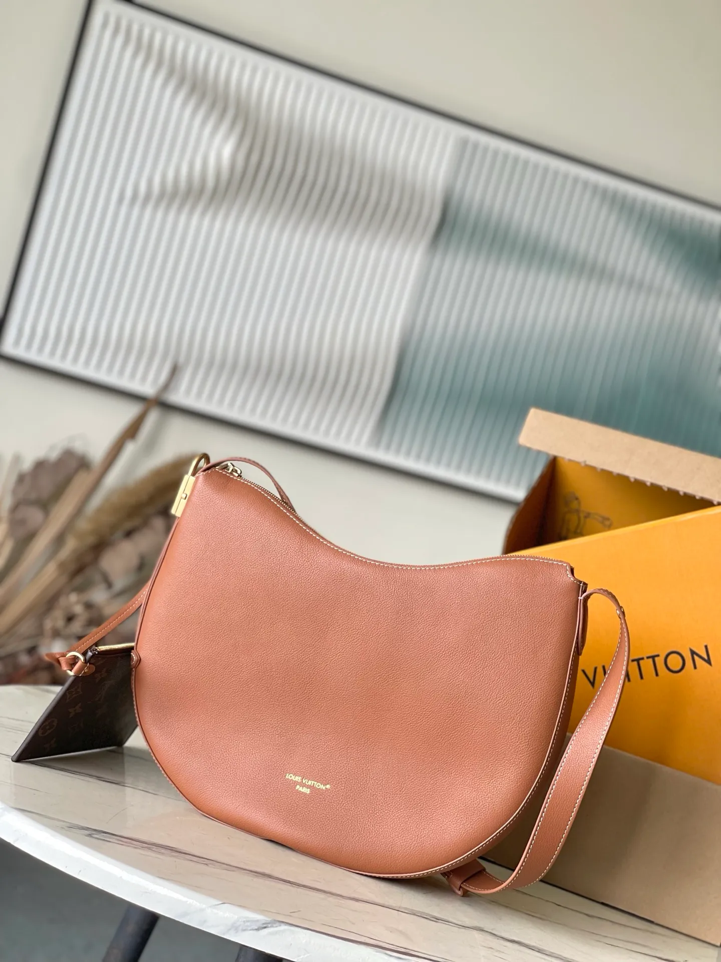 💰1180 (top layer leather) top original order M14642 launches LowKey Cookie medium handbag, highlighting brand heritage and exquisite craftsmanship with elegant design. The soft cow leather will show its unique color over time, and the aged metal padlock and detachable Monogram storage bag are rich details, allowing you to switch to multiple carrying methods at will. Dimensions: 32 × 26 × 5 cm