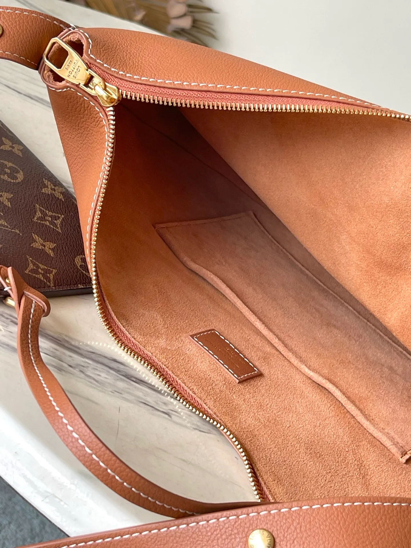 💰1180 (top layer leather) top original order M14642 launches LowKey Cookie medium handbag, highlighting brand heritage and exquisite craftsmanship with elegant design. The soft cow leather will show its unique color over time, and the aged metal padlock and detachable Monogram storage bag are rich details, allowing you to switch to multiple carrying methods at will. Dimensions: 32 × 26 × 5 cm
