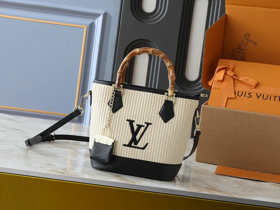 💰320💰Upgraded from the original M66588. This Wallet On Chain handbag is from Louis Vuitton's LV Bloom series. The main material is straw woven in a fashionable and practical configuration, and the logo is embroidered with silk thread. The perfect combination of real bamboo handbags and pp straw, ample space, fashionable and versatile. The love package that is the dream of millions of girls. 8 colors available (plum pink, khaki, green, black, white, red, caramel, orange) Dimensions: 20.0 x 20.5 x 11.0 cm (length x height x width)