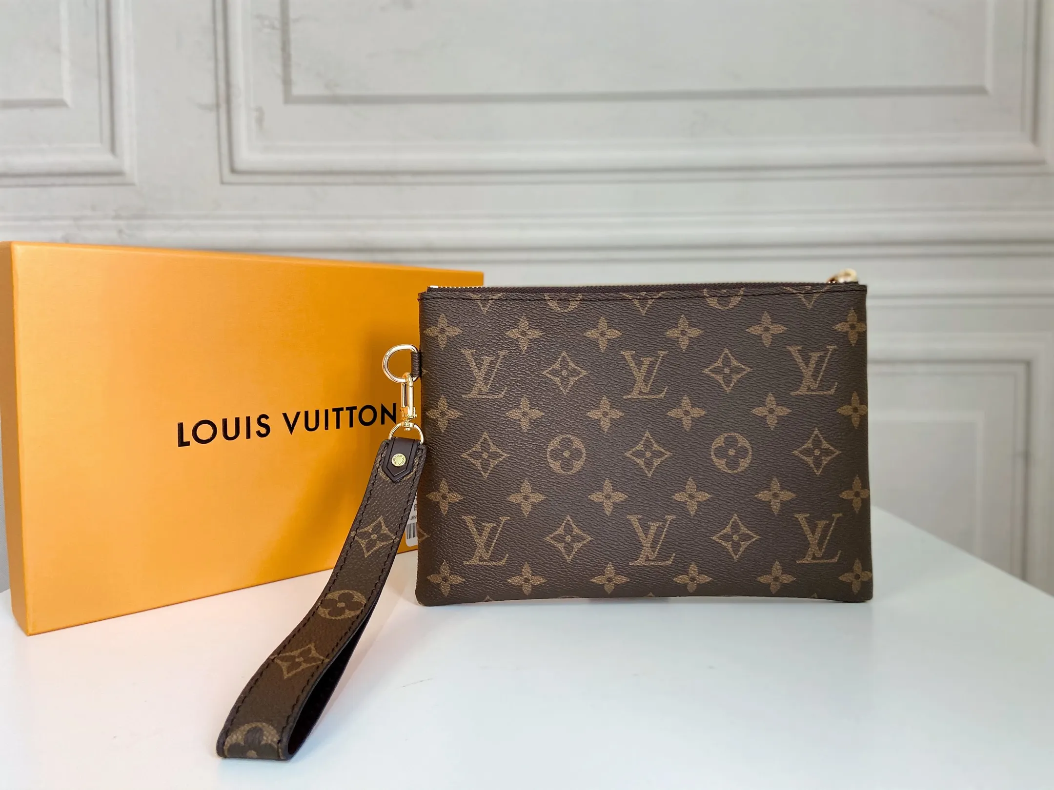 💰130 💎Inspired by Louis Vuitton’s classic suitcases, this City bag is made of Monogram canvas and decorated with printed embroidered patches, reminiscent of suitcase stickers from the late 19th century. A removable wrist strap adds practicality and style to this versatile bag design. Style number: M63447. Dimensions: 16.0 x 23.0 x 0.3 cm (length x height x width)