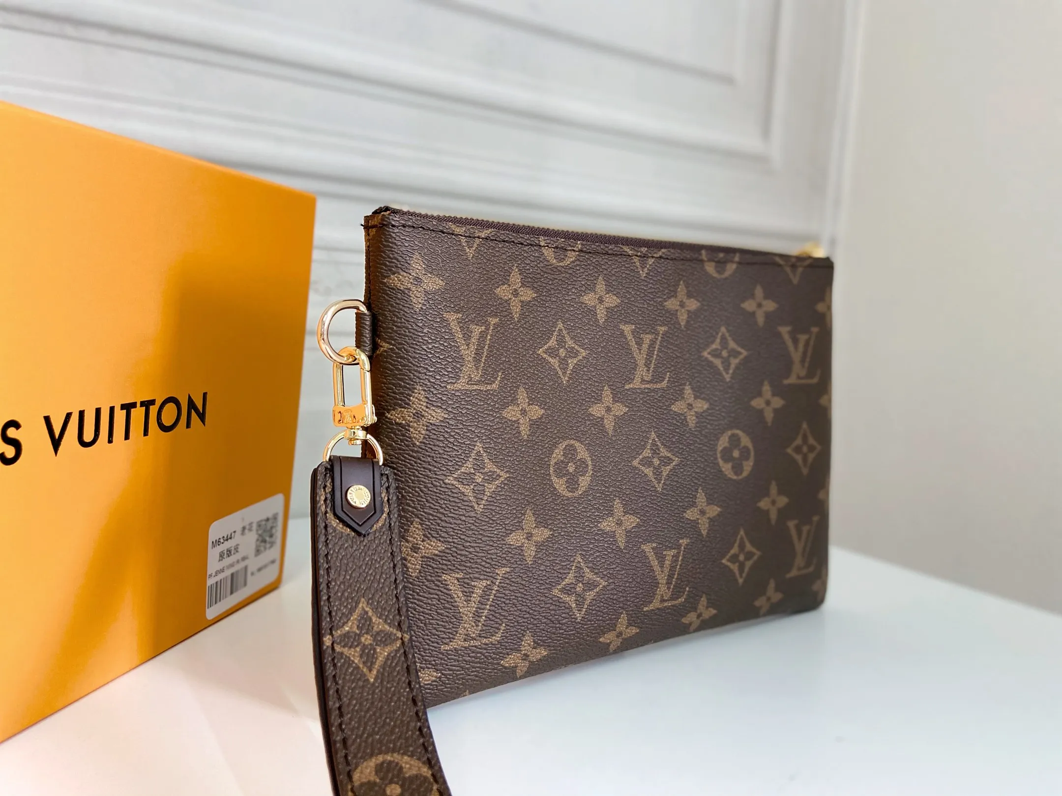 💰130 💎Inspired by Louis Vuitton’s classic suitcases, this City bag is made of Monogram canvas and decorated with printed embroidered patches, reminiscent of suitcase stickers from the late 19th century. A removable wrist strap adds practicality and style to this versatile bag design. Style number: M63447. Dimensions: 16.0 x 23.0 x 0.3 cm (length x height x width)