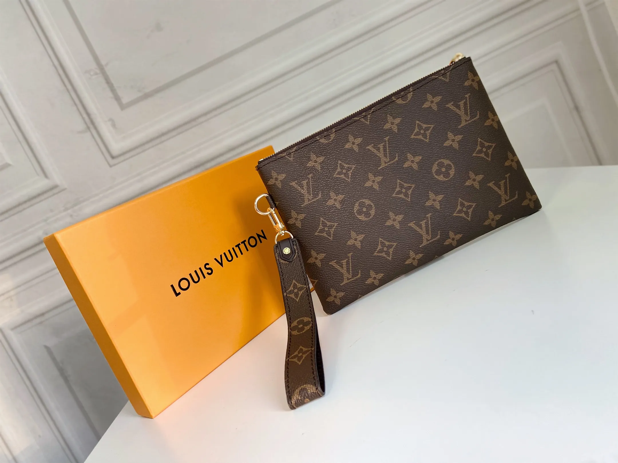 💰130 💎Inspired by Louis Vuitton’s classic suitcases, this City bag is made of Monogram canvas and decorated with printed embroidered patches, reminiscent of suitcase stickers from the late 19th century. A removable wrist strap adds practicality and style to this versatile bag design. Style number: M63447. Dimensions: 16.0 x 23.0 x 0.3 cm (length x height x width)