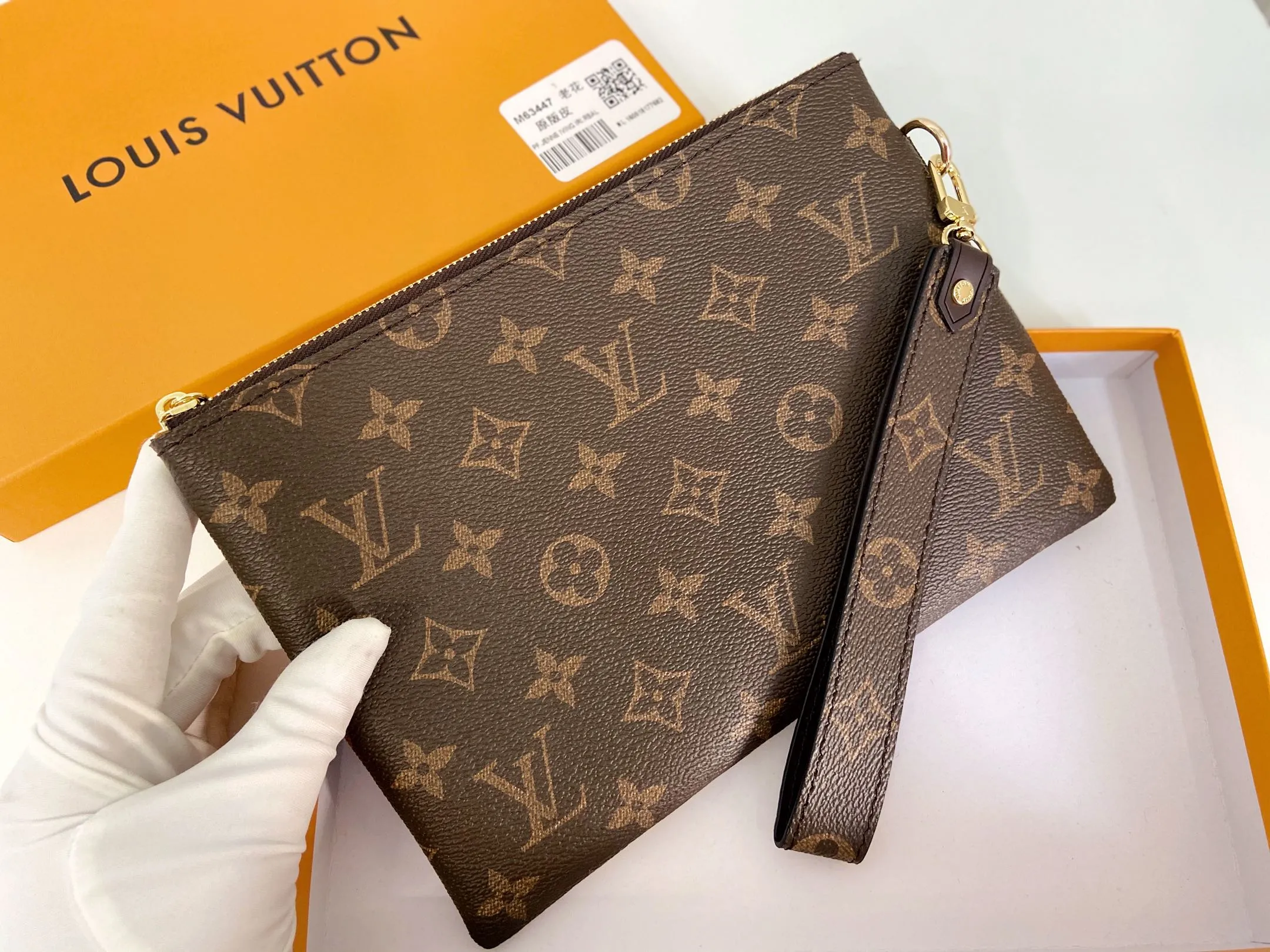 💰130 💎Inspired by Louis Vuitton’s classic suitcases, this City bag is made of Monogram canvas and decorated with printed embroidered patches, reminiscent of suitcase stickers from the late 19th century. A removable wrist strap adds practicality and style to this versatile bag design. Style number: M63447. Dimensions: 16.0 x 23.0 x 0.3 cm (length x height x width)