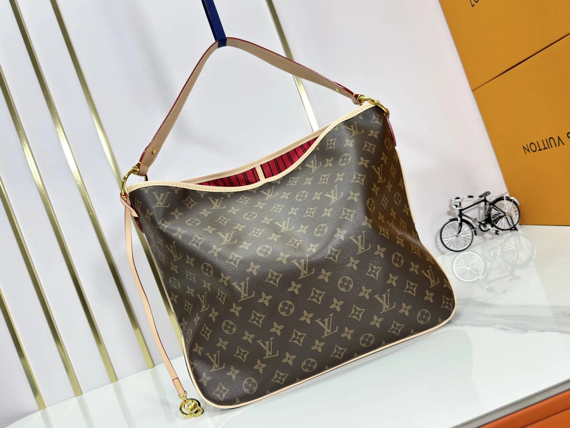 P240 upgraded original M50156 Delightful second-hand version shopping bag! When you spend your workday in the city and your weekend at the beach, you don’t need to change your bag, because this fashionable, summery damier azur canvas calvi bag can be used for both work and beach vacations. This roomy tote features a large opening for easy access, convenient compartments and pockets to keep everything organized, and a vibrant garnet fabric lining adds a splash of color for a sunny summer mood. size: 41.0×33.0×15.0 cm.