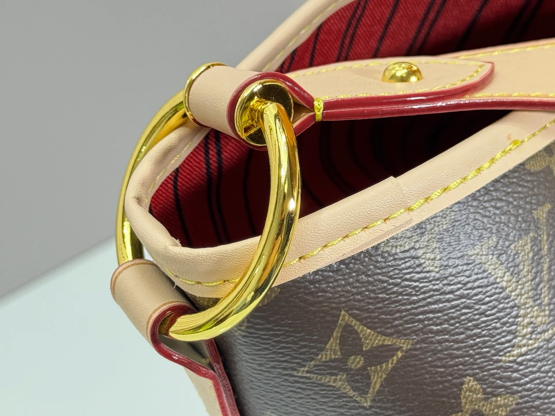 P240 upgraded original M50156 Delightful second-hand version shopping bag! When you spend your workday in the city and your weekend at the beach, you don’t need to change your bag, because this fashionable, summery damier azur canvas calvi bag can be used for both work and beach vacations. This roomy tote features a large opening for easy access, convenient compartments and pockets to keep everything organized, and a vibrant garnet fabric lining adds a splash of color for a sunny summer mood. size: 41.0×33.0×15.0 cm.