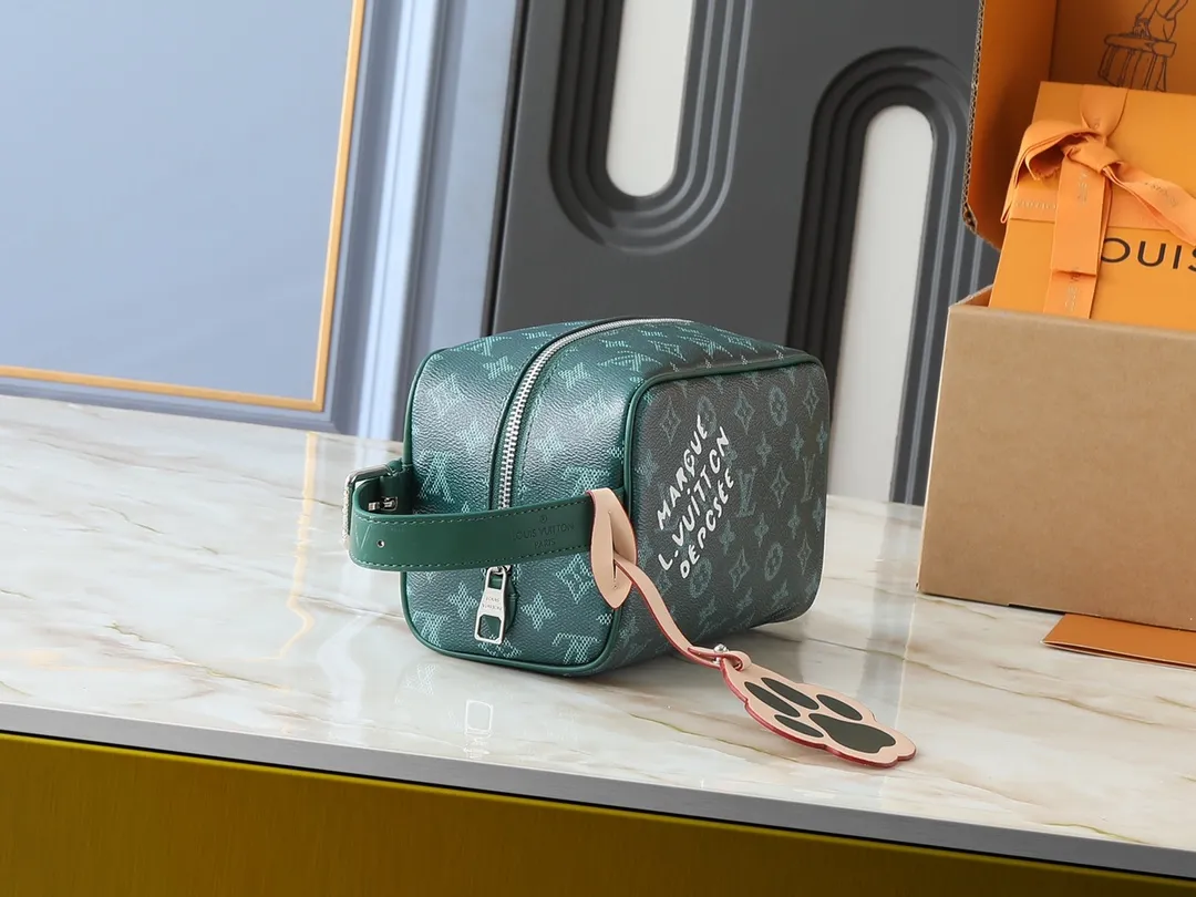 💰200💰Upgraded from the original M00151 M12688 M11559 M83112 M83113 N40747 N40567 M47069 M24799. This Locker Dopp Kit toiletry bag is made of Monogram canvas, integrating contemporary trends and elegant style. The compact design contains ample space to easily store daily necessities. The washable lining and adjustable side handles make it a convenient on-the-go experience. Dimensions: 23.0 x 13.0 x 12.0 cm (length x height x width)