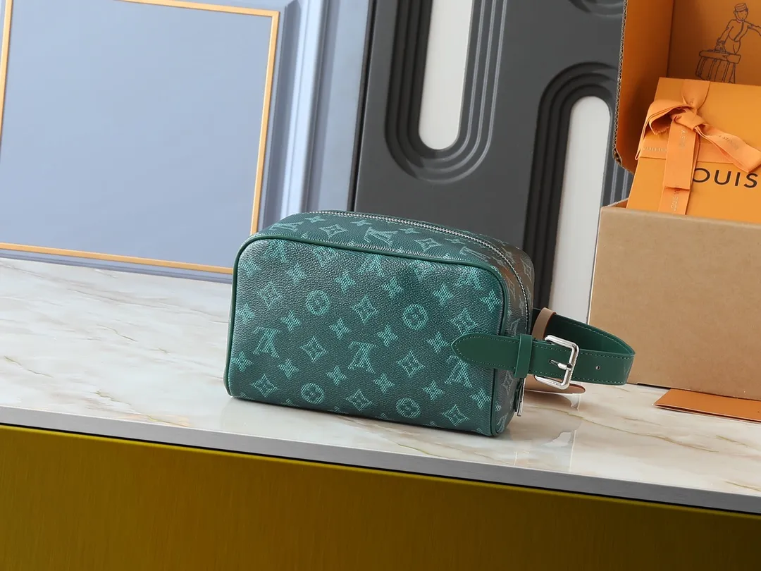 💰200💰Upgraded from the original M00151 M12688 M11559 M83112 M83113 N40747 N40567 M47069 M24799. This Locker Dopp Kit toiletry bag is made of Monogram canvas, integrating contemporary trends and elegant style. The compact design contains ample space to easily store daily necessities. The washable lining and adjustable side handles make it a convenient on-the-go experience. Dimensions: 23.0 x 13.0 x 12.0 cm (length x height x width)