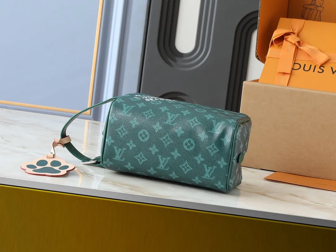 💰200💰Upgraded from the original M00151 M12688 M11559 M83112 M83113 N40747 N40567 M47069 M24799. This Locker Dopp Kit toiletry bag is made of Monogram canvas, integrating contemporary trends and elegant style. The compact design contains ample space to easily store daily necessities. The washable lining and adjustable side handles make it a convenient on-the-go experience. Dimensions: 23.0 x 13.0 x 12.0 cm (length x height x width)
