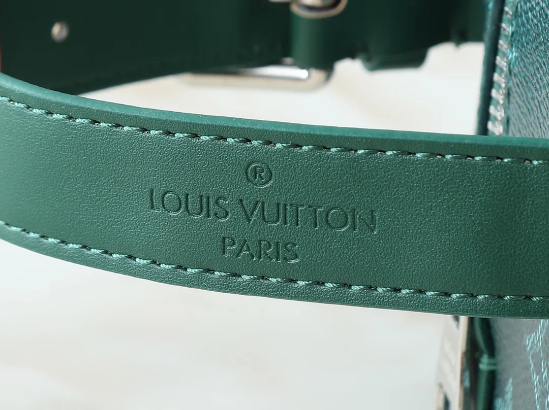 💰200💰Upgraded from the original M00151 M12688 M11559 M83112 M83113 N40747 N40567 M47069 M24799. This Locker Dopp Kit toiletry bag is made of Monogram canvas, integrating contemporary trends and elegant style. The compact design contains ample space to easily store daily necessities. The washable lining and adjustable side handles make it a convenient on-the-go experience. Dimensions: 23.0 x 13.0 x 12.0 cm (length x height x width)