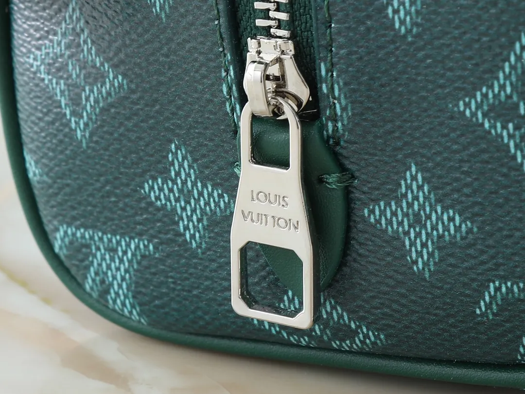 💰200💰Upgraded from the original M00151 M12688 M11559 M83112 M83113 N40747 N40567 M47069 M24799. This Locker Dopp Kit toiletry bag is made of Monogram canvas, integrating contemporary trends and elegant style. The compact design contains ample space to easily store daily necessities. The washable lining and adjustable side handles make it a convenient on-the-go experience. Dimensions: 23.0 x 13.0 x 12.0 cm (length x height x width)