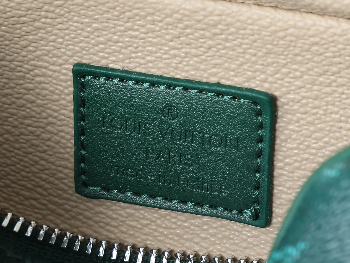 💰200💰Upgraded from the original M00151 M12688 M11559 M83112 M83113 N40747 N40567 M47069 M24799. This Locker Dopp Kit toiletry bag is made of Monogram canvas, integrating contemporary trends and elegant style. The compact design contains ample space to easily store daily necessities. The washable lining and adjustable side handles make it a convenient on-the-go experience. Dimensions: 23.0 x 13.0 x 12.0 cm (length x height x width)