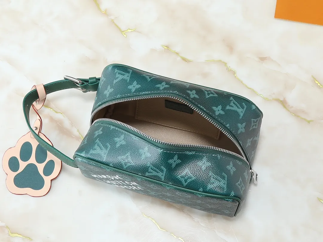 💰200💰Upgraded from the original M00151 M12688 M11559 M83112 M83113 N40747 N40567 M47069 M24799. This Locker Dopp Kit toiletry bag is made of Monogram canvas, integrating contemporary trends and elegant style. The compact design contains ample space to easily store daily necessities. The washable lining and adjustable side handles make it a convenient on-the-go experience. Dimensions: 23.0 x 13.0 x 12.0 cm (length x height x width)