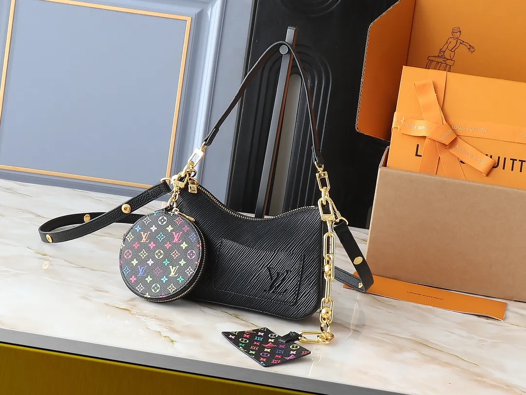 💰240💰Upgraded from the original M13100 M13099. This Marellini handbag is made of rich-textured Epi leather to create a delicate structure, with ample space to store daily necessities such as smartphones. The round coin purse and mirror are both made from the colorful Monogram canvas from the Louis Vuitton x Murakami collaboration series, and are fixed to the bag body with a rough metal chain. Dimensions: 19.0 x 13.5 x 6.5 cm (length x height x width)
