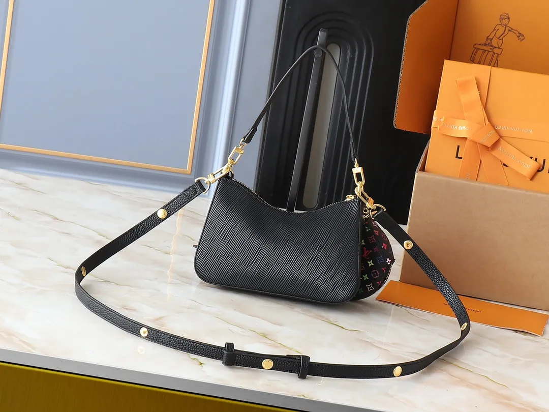 💰240💰Upgraded from the original M13100 M13099. This Marellini handbag is made of rich-textured Epi leather to create a delicate structure, with ample space to store daily necessities such as smartphones. The round coin purse and mirror are both made from the colorful Monogram canvas from the Louis Vuitton x Murakami collaboration series, and are fixed to the bag body with a rough metal chain. Dimensions: 19.0 x 13.5 x 6.5 cm (length x height x width)