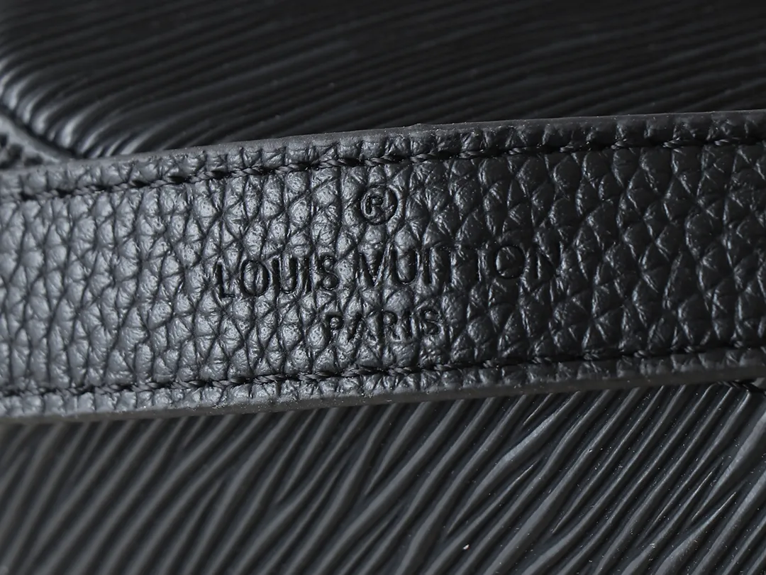 💰240💰Upgraded from the original M13100 M13099. This Marellini handbag is made of rich-textured Epi leather to create a delicate structure, with ample space to store daily necessities such as smartphones. The round coin purse and mirror are both made from the colorful Monogram canvas from the Louis Vuitton x Murakami collaboration series, and are fixed to the bag body with a rough metal chain. Dimensions: 19.0 x 13.5 x 6.5 cm (length x height x width)
