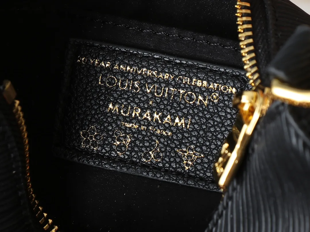 💰240💰Upgraded from the original M13100 M13099. This Marellini handbag is made of rich-textured Epi leather to create a delicate structure, with ample space to store daily necessities such as smartphones. The round coin purse and mirror are both made from the colorful Monogram canvas from the Louis Vuitton x Murakami collaboration series, and are fixed to the bag body with a rough metal chain. Dimensions: 19.0 x 13.5 x 6.5 cm (length x height x width)