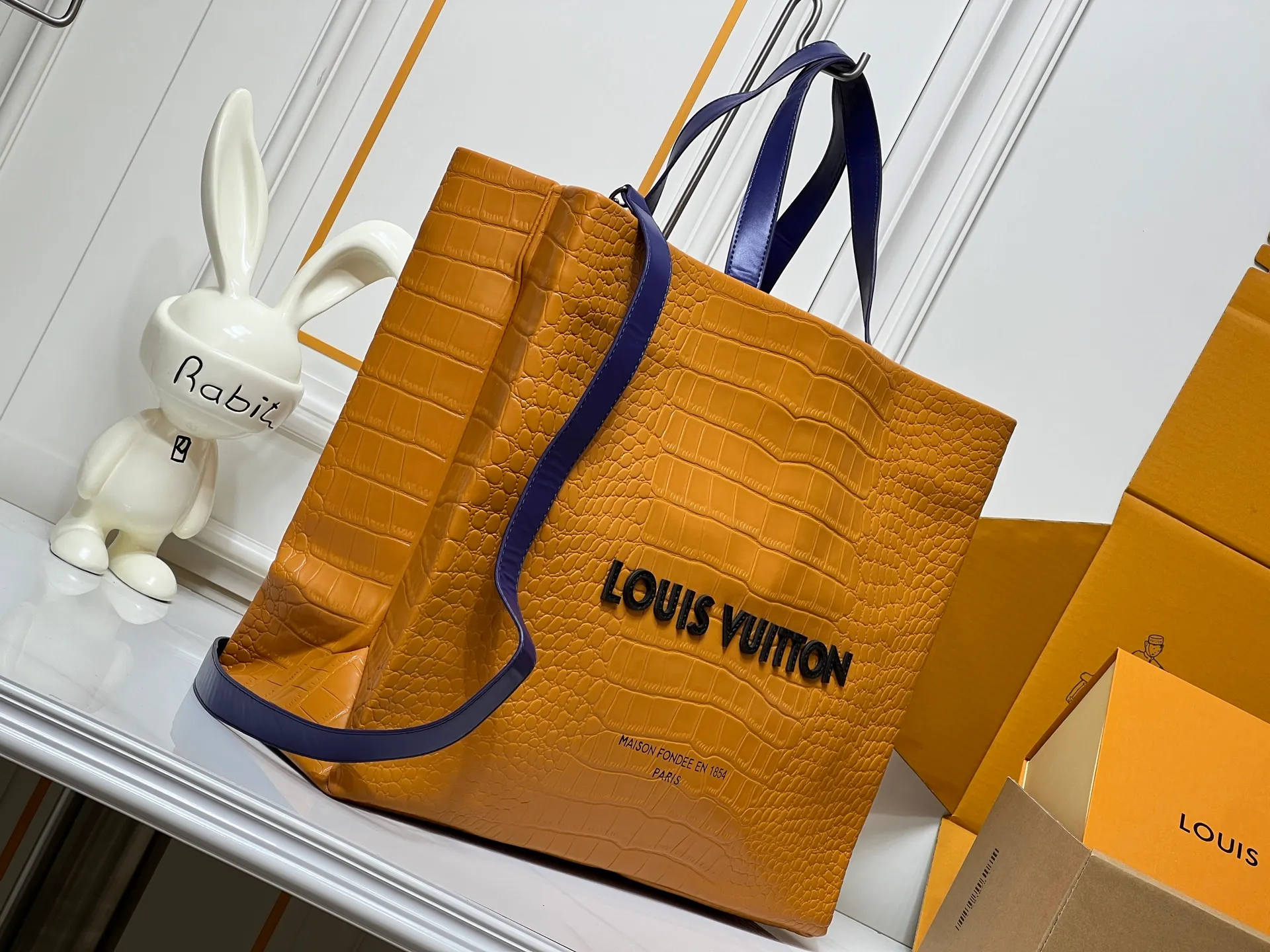 Batch 320💰M24457 Black Orange Blue Green Gray Presbyopia Plaid Black Crocodile Orange Crocodile Pattern 9 Colors ✔️ This Shopper medium handbag draws inspiration from Louis Vuitton shopping bags, with the words Louis Vuitton and Maison Fondée En 1854 written on soft cow leather, with a top handle and a detachable shoulder strap. Size: 40x32x16cm