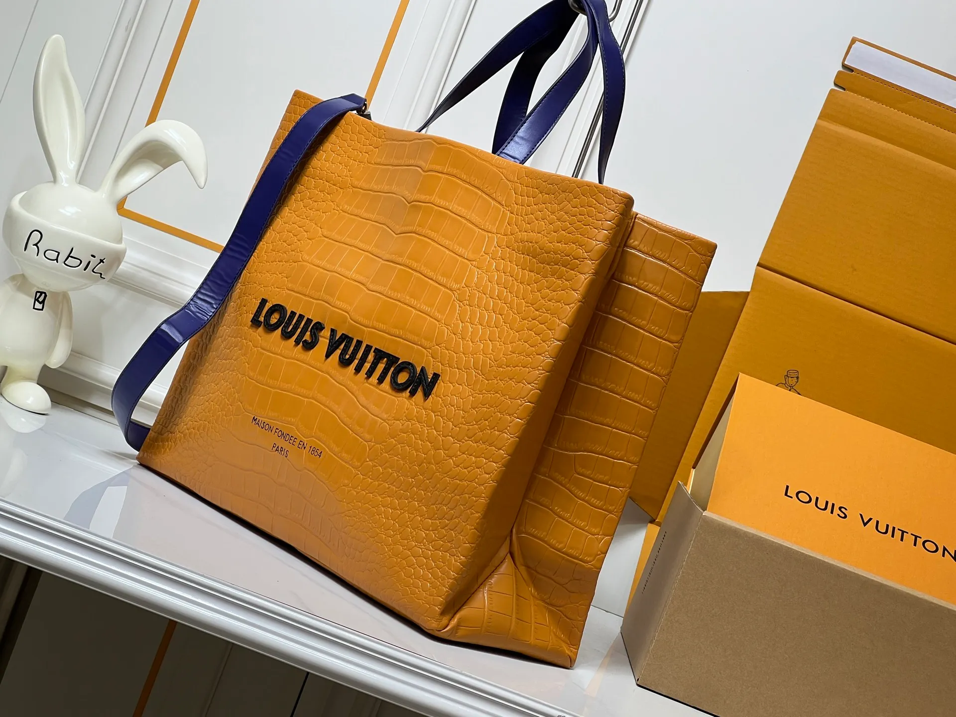 Batch 320💰M24457 Black Orange Blue Green Gray Presbyopia Plaid Black Crocodile Orange Crocodile Pattern 9 Colors ✔️ This Shopper medium handbag draws inspiration from Louis Vuitton shopping bags, with the words Louis Vuitton and Maison Fondée En 1854 written on soft cow leather, with a top handle and a detachable shoulder strap. Size: 40x32x16cm