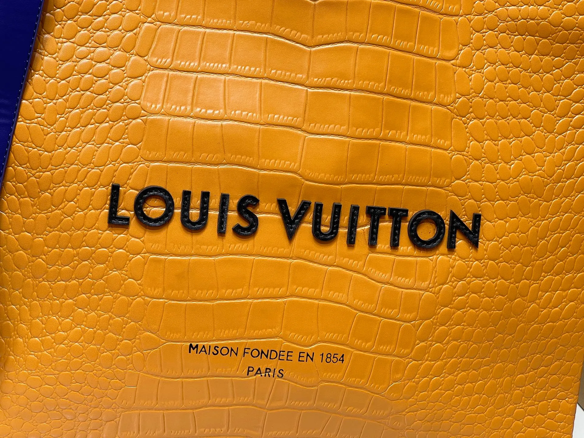 Batch 320💰M24457 Black Orange Blue Green Gray Presbyopia Plaid Black Crocodile Orange Crocodile Pattern 9 Colors ✔️ This Shopper medium handbag draws inspiration from Louis Vuitton shopping bags, with the words Louis Vuitton and Maison Fondée En 1854 written on soft cow leather, with a top handle and a detachable shoulder strap. Size: 40x32x16cm