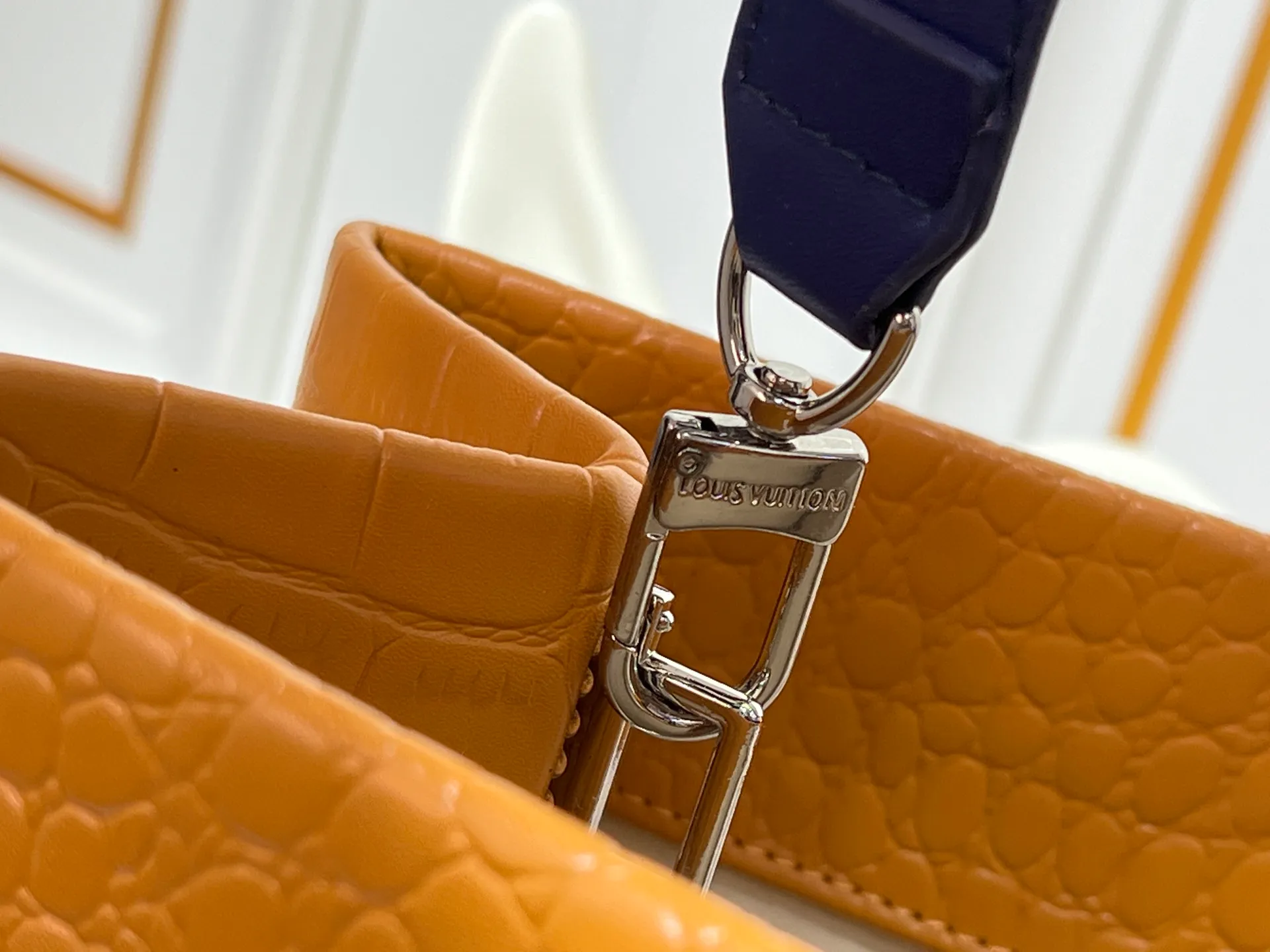 Batch 320💰M24457 Black Orange Blue Green Gray Presbyopia Plaid Black Crocodile Orange Crocodile Pattern 9 Colors ✔️ This Shopper medium handbag draws inspiration from Louis Vuitton shopping bags, with the words Louis Vuitton and Maison Fondée En 1854 written on soft cow leather, with a top handle and a detachable shoulder strap. Size: 40x32x16cm