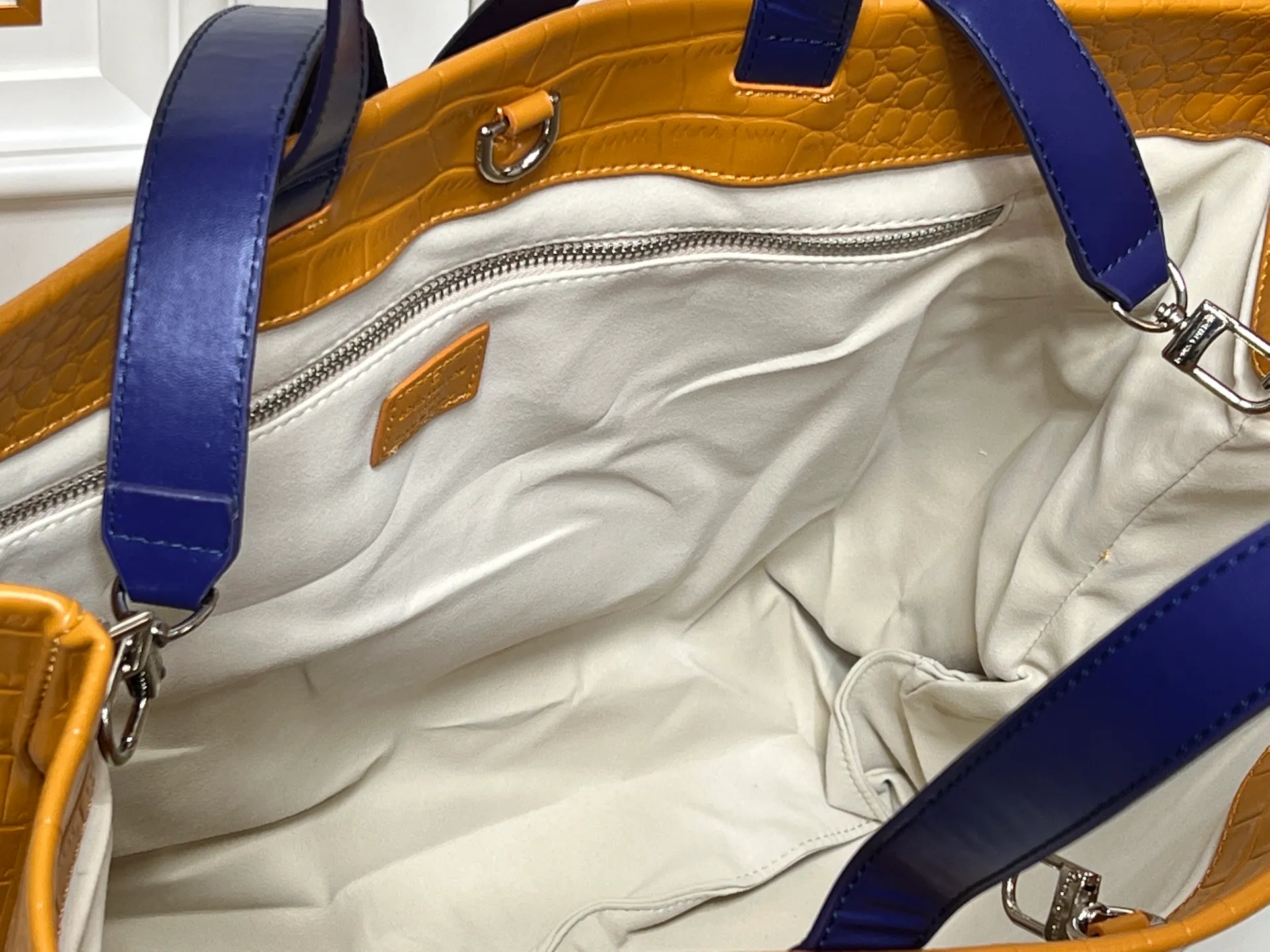 Batch 320💰M24457 Black Orange Blue Green Gray Presbyopia Plaid Black Crocodile Orange Crocodile Pattern 9 Colors ✔️ This Shopper medium handbag draws inspiration from Louis Vuitton shopping bags, with the words Louis Vuitton and Maison Fondée En 1854 written on soft cow leather, with a top handle and a detachable shoulder strap. Size: 40x32x16cm