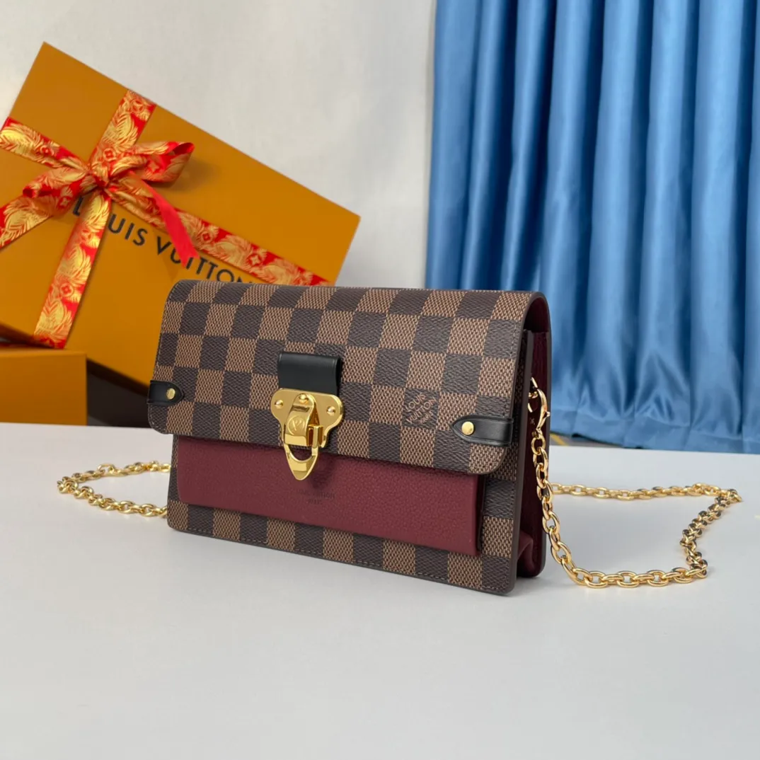 P640 🇫🇷Exclusive real shot of overseas original order N60222! The Vavin Chain Wallet combines Louis Vuitton's signature Damier canvas with leather. The design element of the brand's traditional luggage is transformed into a gold hook and embellished flap. With the clever use of the detachable chain shoulder strap, it can be easily changed into various carrying methods, making it suitable for day and night occasions. Size: 19×12.5×4cm