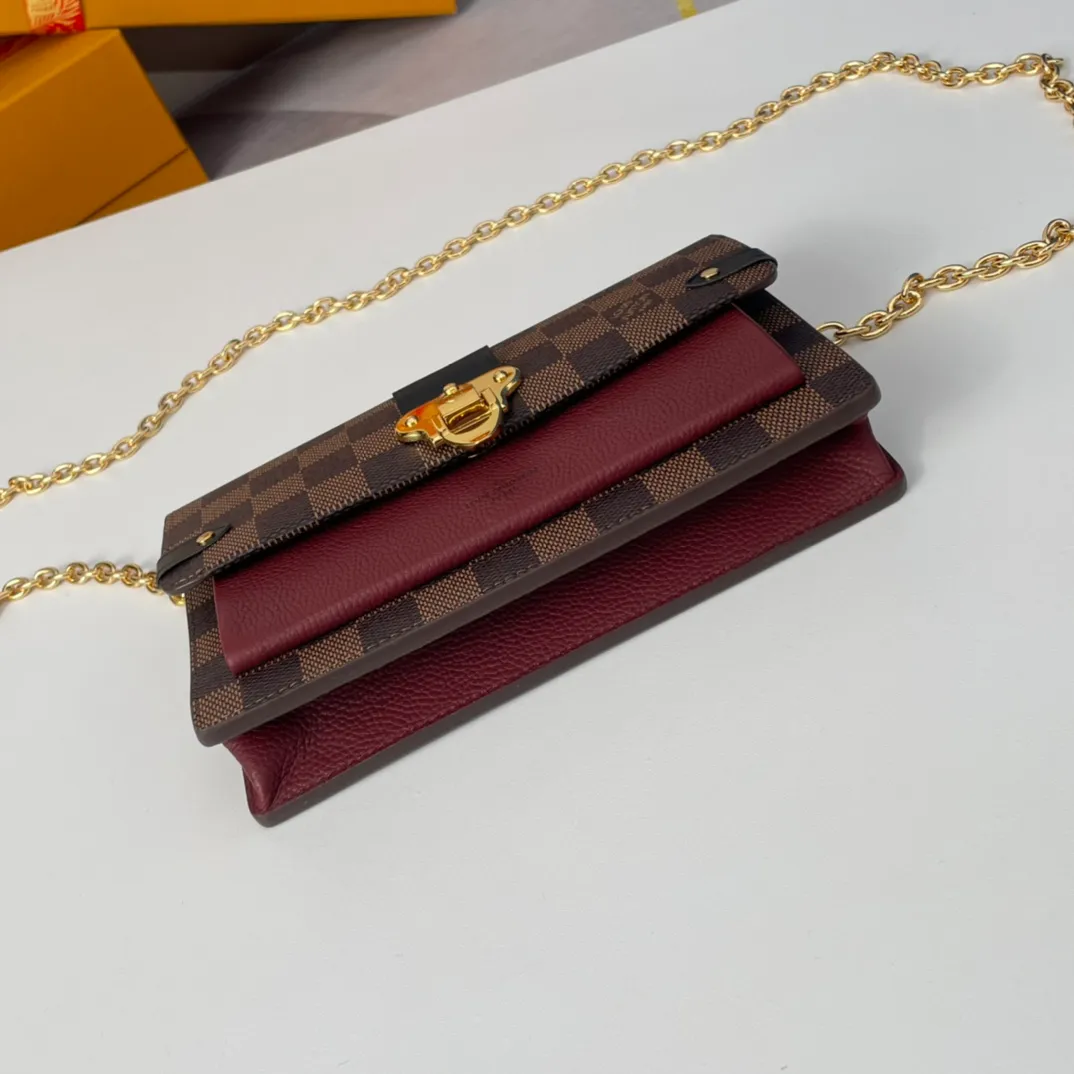 P640 🇫🇷Exclusive real shot of overseas original order N60222! The Vavin Chain Wallet combines Louis Vuitton's signature Damier canvas with leather. The design element of the brand's traditional luggage is transformed into a gold hook and embellished flap. With the clever use of the detachable chain shoulder strap, it can be easily changed into various carrying methods, making it suitable for day and night occasions. Size: 19×12.5×4cm