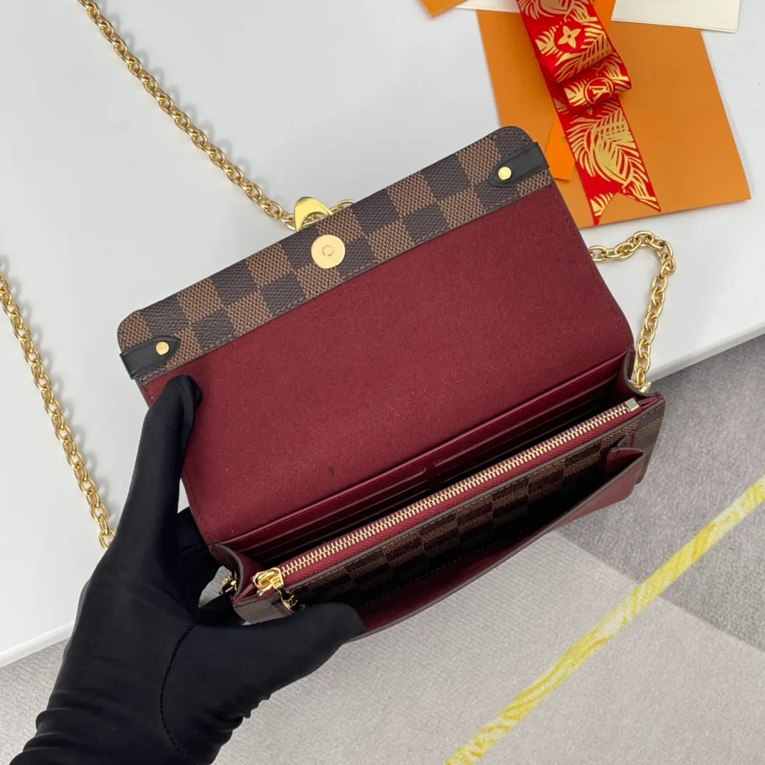 P640 🇫🇷Exclusive real shot of overseas original order N60222! The Vavin Chain Wallet combines Louis Vuitton's signature Damier canvas with leather. The design element of the brand's traditional luggage is transformed into a gold hook and embellished flap. With the clever use of the detachable chain shoulder strap, it can be easily changed into various carrying methods, making it suitable for day and night occasions. Size: 19×12.5×4cm