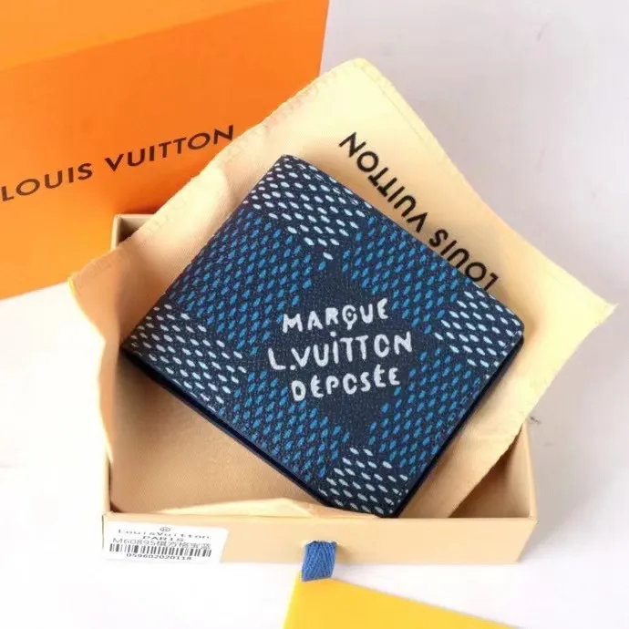 P110💰 Model: 60895 checkered sapphire blue New model The latest model for spring and summer 2024, this pocket wallet combines the elegance of Damier Graphite canvas with the delicate texture of Epi leather, with stripes emblazoned with the Louis Vuitton logo. The elegant design can accommodate credit cards, banknotes and receipts, making it suitable for daily carrying or gift giving. Epi leather and Damier Graphite coated sail. Textile cowhide trimmed cowhide lining, card compartment, inner pocket, outer patch pocket. This product is produced in one of France, Spain, Italy and the United States; size 11.5×9×1.5 cm 60895.
